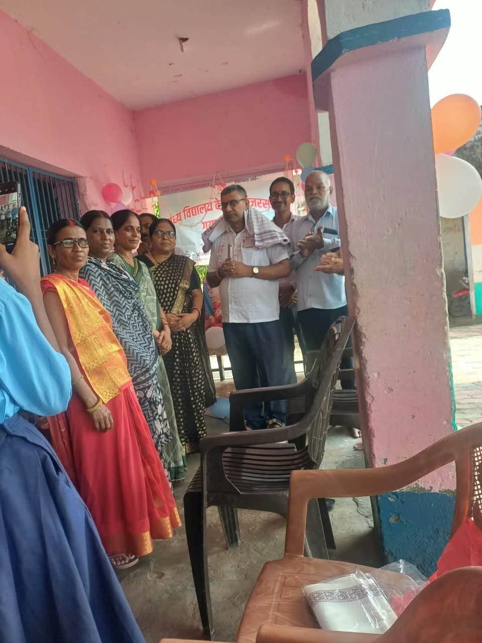 📚 शिक्षक दिवस पर मध्य विद्यालय केनी में गुरुजनों का हुआ सम्मान 🙏
मध्य विद्यालय केनी, प्रखंड खिजरसराय, गयाजी में शिक्षक दिवस के अवसर पर सम्मान समारोह का आयोजन किया गया। इस दौरान विद्यालय के शिक्षकों को छात्र-छात्राओं एवं अभिभावकों द्वारा सम्मानित किया गया। 🌸
शिक्षकों ने भी बच्चों को आशीर्वाद देते हुए कहा कि शिक्षा का उद्देश्य केवल ज्ञान प्राप्त करना नहीं, बल्कि ज्ञान, संस्कार और अच्छे विचारों के साथ अपने भविष्य को सुंदर एवं उज्ज्वल बनाना है। ✨
इस अवसर पर विद्यालय का माहौल भावुक, उत्साहपूर्ण और प्रेरणादायक रहा।
गुरु का सम्मान ही ज्ञान और संस्कार का सम्मान है। 🙏📖
#शिक्षकदिवस #TeacherDay #मध्यविद्यालयकेनी #खिजरसराय #गयाजी #गुरु_सम्मान #शिक्षा #ज्ञान_और_संस्कार मध्य विद्यालय केनी प्रखंड खिज़रसराय गयाजी मे शिक्षक दिवस के अवसर पर शिक्षकों को छात्रों एवं अभिभावकों द्वारा सम्मानित किया गया तथा बच्चो को शिक्षकों द्वारा आर्शीवाद दिया गया क़ी बच्चे को ज्ञान के साथ भविष्य सुन्दर बनाना हैं.