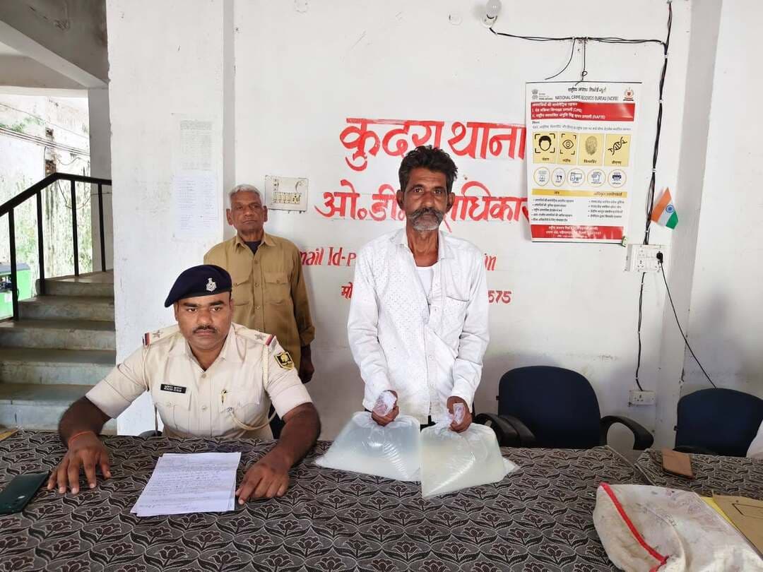 कुदरा थाना पुलिस ने कार्रवाई करते हुए 10 लीटर देसी महुआ शराब के साथ एक व्यक्ति को किया गिरफ्तार