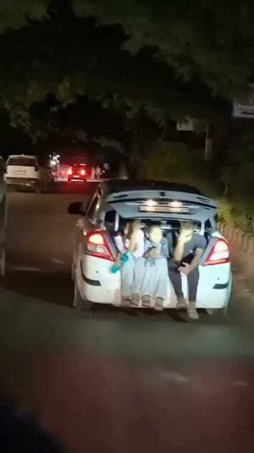 आगरा ब्रेकिंग
सोशल मीडिया पर वायरल होने की चाह में बच्चों की जान से खिलवाड़,
कार की खुली डिग्गी में तीन नाबालिग बच्चों को बैठाकर दौड़ाई कार,
कालिंदी विहार के 80 फुटा मार्ग का बताया जा रहा वायरल वीडियो,
खुली डिग्गी में बैठे बच्चे कार के पिछले हिस्से को पकड़कर खुद को संभालते दिखे,
अचानक ब्रेक या टक्कर होने पर बच्चों के सड़क पर गिरने का खतरा,
पीछे चल रहे व्यक्ति ने बनाया वीडियो, सोशल मीडिया पर हुआ वायरल,
वीडियो पुलिस के संज्ञान में, वाहन नंबर के आधार पर होगी कार्रवाई,
यातायात उपनिरीक्षक अमित कुमार ने बताया—वाहन का चालान किया जाएगा,
पुलिस की अपील—बच्चों की सुरक्षा से खिलवाड़ न करें, यातायात नियमों का करें पालन।