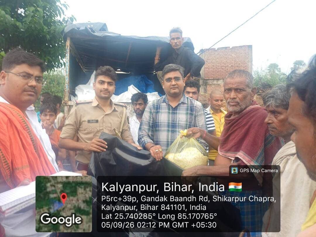 सारण जिले के 07 प्रखंडों में 33 पंचायतों के 93 गांव बाढ़ प्रभावित, 2.05 लाख से अधिक आबादी प्रभावित
119 नाव एवं 06 बोट एंबुलेंस परिचालित, 377 पशुओं को पशु आश्रय स्थलों में आश्रय; माही नदी के दायाँ तटबंध की मरम्मत का कार्य युद्धस्तर पर जारी
छपरा 5 सितंबर,2026
सारण जिले में बाढ़ की वर्तमान स्थिति के मद्देनजर जिला प्रशासन द्वारा प्रभावित क्षेत्रों में राहत एवं बचाव कार्य लगातार संचालित किए जा रहे हैं। जिले के 07 प्रखंडों की कुल 33 पंचायतों के 93 गांव बाढ़ से प्रभावित हैं, जहां कुल 2,05,849 आबादी प्रभावित है।
बाढ़ प्रभावित क्षेत्रों में आवागमन एवं राहत-बचाव कार्यों के लिए कुल 119 नाव एवं 06 बोट एंबुलेंस परिचालित हैं। बोट एंबुलेंस के माध्यम से आवश्यकता के अनुसार प्रभावित लोगों को त्वरित चिकित्सा सुविधा उपलब्ध कराई जा रही है। अब तक 377 पशुओं को पशु आश्रय स्थलों में आश्रय दिया गया है। प्रभावित क्षेत्रों में पॉलिथीन शीट, सूखा राहत राशन एवं अन्य आवश्यक राहत सामग्री का वितरण भी लगातार किया जा रहा है।
माही नदी के दायाँ तटबंध में टूटान
दिघवारा प्रखंड अंतर्गत माही नदी के दायाँ तटबंध के लगभग 7.5 किलोमीटर के पास आज प्रातः करीब 5:30 बजे पानी के अत्यधिक दबाव के कारण लगभग 12 मीटर तटबंध में टूटान हुआ। सूचना प्राप्त होते ही जिला प्रशासन एवं जल संसाधन विभाग की टीमों द्वारा तत्काल मौके पर पहुंचकर स्थिति का जायजा लिया गया तथा राहत एवं बचाव कार्य प्रारंभ किया गया।
तटबंध के टूटे हिस्से की मरम्मत का कार्य युद्धस्तर पर जारी है। जल संसाधन विभाग के मुख्य अभियंता, कार्यपालक अभियंता एवं सहायक अभियंता सहित तकनीकी टीम लगातार मौके पर कार्य कर रही है। मरम्मत कार्य को कुछ ही घंटे में पूरा करने का लक्ष्य रखा गया है।
तटबंध टूटने से दिघवारा प्रखंड की तीन पंचायतें प्रभावित हुई हैं। प्रभावित परिवारों को सुरक्षित स्थानों पर पहुंचाने की कार्रवाई की गई है। अकिलपुर पंचायत में नावों का परिचालन जारी है तथा प्रभावित क्षेत्रों में एसडीआरएफ की टीम तैनात है। एनडीआरएफ की टीम भी राहत एवं बचाव कार्य के लिए पहुंच रही है।
प्रभावित क्षेत्रों में स्वास्थ्य सेवाएं
बाढ़ प्रभावित क्षेत्रों में स्वास्थ्य सेवाओं की उपलब्धता सुनिश्चित करने के लिए प्रखंडवार मेडिकल टीमें तैनात की गई हैं। रिविलगंज प्रखंड में 3 मेडिकल टीमें, सदर छपरा प्रखंड में 6 मेडिकल टीमें, दिघवारा प्रखंड में 3 मेडिकल टीमें, सोनपुर प्रखंड में 6 मेडिकल टीमें तथा मकेर प्रखंड में 1 मेडिकल टीम बाढ़ प्रभावित क्षेत्रों में कार्यरत है। मेडिकल टीमों द्वारा प्रभावित क्षेत्रों में लगातार आवश्यक स्वास्थ्य सेवाएं उपलब्ध कराई जा रही हैं। मोबाइल मेडिकल टीमों की तत्परता से बाढ़ प्रभावित क्षेत्र में सुरक्षित प्रसव भी कराया गया है।
प्रखंडवार स्थिति
सोनपुर प्रखंड:
सबलपुर पूर्वी, सबलपुर पश्चिमी, सबलपुर उत्तरी, सबलपुर मध्यवर्ती, नजरमीरा, शाहपुर, खरीका भरपुरा, गंगाजल, कस्मर, सैदपुर, हासिलपुर, रसूलपुर, शिकारपुर, जहांगीरपुर, नयागांव एवं कल्याणपुर पंचायतें प्रभावित हैं। कुल 65 गांवों की 1,30,000 आबादी प्रभावित है। यहां 55 नाव एवं 02 बोट एंबुलेंस परिचालित हैं। एक सामुदायिक रसोई संचालित है, जहां अब तक 1,056 लोगों ने भोजन किया है। दो पशु आश्रय स्थल स्थापित किए गए हैं, जिनमें 101 पशुओं को आश्रय दिया गया है। प्रभावित परिवारों के बीच अब तक 1,200 पॉलिथीन शीट वितरित की गई हैं।
सदर छपरा प्रखंड:
कोटवा पट्टी रामपुर, बरहरा महाजी, रायपुर, बिनगांवा तथा आंशिक रूप से मूसेपुर, डुमरी एवं चिरांद पंचायतें प्रभावित हैं। कुल 09 गांवों की 54,328 आबादी प्रभावित है। यहां 30 नाव एवं 02 बोट एंबुलेंस परिचालित हैं। एक पशु आश्रय स्थल में 101 पशुओं को आश्रय दिया गया है।
दिघवारा प्रखंड:
अकिलपुर एवं रामपुर आमी पंचायतें प्रभावित हैं। कुल 11 गांवों की 17,442 आबादी प्रभावित है। यहां 21 नाव एवं 01 बोट एंबुलेंस परिचालित हैं। दो पशु आश्रय स्थल स्थापित किए गए हैं, जिनमें 28 पशुओं को आश्रय दिया गया है। अब तक 450 पॉलिथीन शीट वितरित की गई हैं।
गरखा प्रखंड:
मौजमपुर एवं इटवा पंचायतें प्रभावित हैं। कुल 04 गांवों की 1,179 आबादी प्रभावित है। यहां 02 नाव परिचालित हैं। एक पशु आश्रय स्थल में 85 पशुओं को आश्रय दिया गया है तथा 95 पॉलिथीन शीट वितरित की गई हैं।
रिविलगंज नगर पंचायत:
रिविलगंज नगर पंचायत का क्षेत्र आंशिक रूप से प्रभावित है तथा लगभग 2,000 आबादी बाढ़ से प्रभावित है। यहां 06 नाव एवं 01 बोट एंबुलेंस परिचालित हैं। एक पशु आश्रय स्थल में 44 पशुओं को आश्रय दिया गया है।
मकेर प्रखंड:
बाघाकोल पंचायत का 01 गांव प्रभावित है तथा 300 आबादी प्रभावित है। यहां 05 नाव परिचालित हैं। 18 पशुओं को आश्रय प्रदान किया गया है तथा 20 पॉलिथीन शीट वितरित की गई हैं।
दरियापुर प्रखंड:
मगरपाल, बेला परमौला एवं अकबरपुर पट्टीपुल पंचायतों के 03 गांव प्रभावित हैं तथा 600 आबादी प्रभावित है। प्रभावित परिवारों के बीच अब तक 200 पॉलिथीन शीट वितरित की गई हैं।
राहत एवं बचाव कार्य लगातार जारी
सोनपुर प्रखंड के विभिन्न पंचायतों में पानी प्रवेश करने के बाद प्रभावित लोगों को सुरक्षित स्थानों पर पहुंचाने की कार्रवाई की जा रही है। यहां कम्युनिटी किचन संचालित किए जा रहे हैं तथा पॉलिथीन शीट, सूखा राशन एवं अन्य आवश्यक सामग्री का वितरण जारी है। आवश्यकता के अनुसार नावों का परिचालन कर लोगों के सुरक्षित आवागमन की व्यवस्था की गई है।
डुमरी, डोरीगंज एवं चिरांद सहित गंगा के दूसरी ओर स्थित कुछ पंचायतें भी प्रभावित हुई हैं। इन क्षेत्रों में भी नाव, पॉलिथीन शीट, सूखा राशन एवं अन्य आवश्यक राहत सामग्री उपलब्ध कराई जा रही है।
जिला एवं प्रखंड स्तर पर नियंत्रण कक्ष सक्रिय हैं। आपातकालीन संपर्क नंबरों की जानकारी सोशल मीडिया एवं अन्य माध्यमों से आम लोगों तक पहुंचाई जा रही है। सभी संबंधित पदाधिकारी एवं कर्मी अलर्ट मोड में हैं तथा प्रभावित क्षेत्रों में स्थिति की लगातार निगरानी की जा रही है।
जिला प्रशासन द्वारा आम लोगों से अपील की गई है कि पैनिक न करें और किसी भी प्रकार की अफवाह पर ध्यान न दें। प्रभावित क्षेत्रों में लोगों की सुरक्षा, राहत एवं बचाव के लिए आवश्यक सभी व्यवस्थाएं की जा रही हैं तथा स्थिति के अनुसार राहत एवं बचाव कार्यों को लगातार आगे बढ़ाया जा
