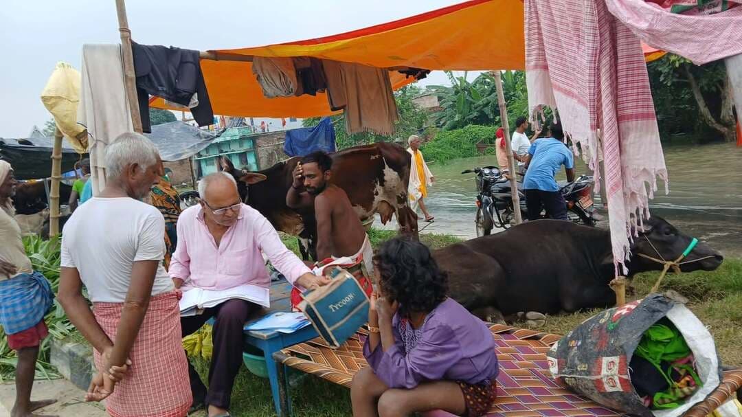 बाढ़ में इंसानों के साथ पशुओं की भी चिंता, चारे की व्यवस्था सुनिश्चित
राहत शिविरों में पशुओं के लिए भी चारे की तैयारी
बाढ़ प्रभावित परिवारों के साथ उनके पशुधन का भी रखा जा रहा ध्यान
मानव राहत के साथ पशुधन की सुरक्षा पर भी जिला प्रशासन का फोकस
आश्रय स्थलों में पशुओं के लिए चारा उपलब्ध कराने की तैयारी तेज