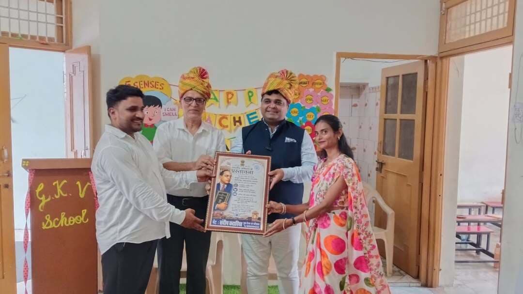 शिक्षक भविष्य के निर्माता और राष्ट्र-निर्माण की मजबूत नींव : संदीप कटारिया
रोहतक। शिक्षक दिवस के अवसर पर रेनकपुरा, रोहतक स्थित ग्लोरियस किड्स वैली स्कूल में भव्य शिक्षक सम्मान समारोह का आयोजन किया गया। कार्यक्रम में प्रसिद्ध युवा प्रेरक एवं प्रशिक्षक संदीप कटारिया मुख्य अतिथि के रूप में शामिल हुए, जबकि डॉ. फौजी इंडिया ने विशेष अतिथि के रूप में कार्यक्रम की गरिमा बढ़ाई।
विद्यालय के निदेशक महेंद्र मेहरा ने मुख्य अतिथि संदीप कटारिया का विद्यालय के स्टाफ सदस्यों के साथ पुष्पगुच्छ भेंट कर गर्मजोशी से स्वागत किया। इस अवसर पर विद्यालय परिसर में उत्साह, सम्मान और प्रेरणा का वातावरण देखने को मिला।
मुख्य अतिथि संदीप कटारिया ने विद्यार्थियों एवं शिक्षकों को संबोधित करते हुए कहा कि शिक्षण सबसे महान और महत्वपूर्ण व्यवसाय है, क्योंकि शिक्षक ही डॉक्टर, इंजीनियर, वैज्ञानिक, अधिकारी, वकील और समाज के अन्य सभी पेशेवरों का निर्माण करते हैं।
उन्होंने कहा कि शिक्षक केवल पुस्तकों का ज्ञान नहीं देते, बल्कि विद्यार्थियों को जीवन जीने की कला, नैतिकता, अनुशासन, संस्कार और जीवन में सही मार्ग पर चलने की प्रेरणा भी प्रदान करते हैं। उन्होंने विद्यार्थियों से आह्वान किया कि वे अपने शिक्षकों का सदैव सम्मान करें और उनके द्वारा दिए गए संस्कारों एवं ज्ञान को अपने जीवन में अपनाएं।
इस अवसर पर संदीप कटारिया ने सभी शिक्षकों को भारतीय संविधान की प्रस्तावना भी भेंट की। उन्होंने संविधान की प्रासंगिकता पर प्रकाश डालते हुए कहा कि भारतीय संविधान हमें समानता, न्याय, स्वतंत्रता, शांति, भाईचारे और बंधुत्व का संदेश देता है। उन्होंने कहा कि संविधान के मूल्यों को विद्यार्थियों तक पहुंचाना और उन्हें एक जिम्मेदार नागरिक बनाना हम सभी की महत्वपूर्ण जिम्मेदारी है।
कार्यक्रम के विशेष अतिथि डॉ. फौजी इंडिया ने भी विद्यार्थियों को प्रेरित किया तथा उन्हें महापुरुषों एवं बाबा साहेब डॉ. भीमराव अंबेडकर के जीवन से संबंधित पुस्तकें वितरित कीं। उन्होंने कहा कि महान व्यक्तित्वों के संघर्ष, विचार और उपलब्धियां विद्यार्थियों के लिए प्रेरणा का स्रोत हैं और बच्चों को उनके जीवन से सीख लेकर अपने भविष्य को उज्ज्वल बनाना चाहिए।
समारोह के दौरान विद्यालय के विद्यार्थियों ने रंगारंग सांस्कृतिक नृत्य प्रस्तुतियां देकर सभी का मन मोह लिया। बच्चों ने सुंदर कविताएं प्रस्तुत कर अपनी प्रतिभा का शानदार प्रदर्शन किया। विद्यार्थियों की प्रस्तुतियों को उपस्थित अतिथियों, शिक्षकों एवं अभिभावकों ने खूब सराहा।
इस अवसर पर विद्यालय का समस्त स्टाफ, विद्यार्थी एवं अन्य गणमान्य व्यक्ति उपस्थित रहे।