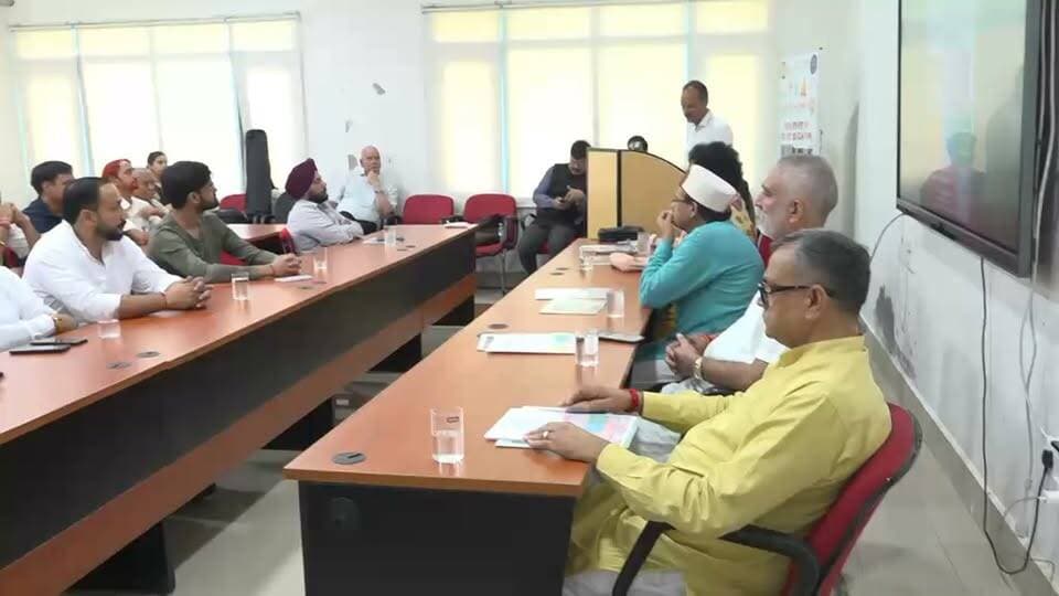 NIT हमीरपुर में होगा 9 -11 अक्टूबर को शिक्षा महाकुंभ 6.0 का तीन दिवसीय कार्यक्रम का आयोजन
हमीरपुर , 5 सितम्बर 2026 :
शिक्षामहाकुंभ 6.0 का आयोजन 9 से 11 अक्टूबर 2026 तक NIT हमीरपुर में किया जाएगा। इस कार्यक्रम की विस्तृत जानकारी देने हेतु, आज NIT हमीरपुर में पत्रकार वार्ता का आयोजन किया गया ।
प्रेस कॉन्फ्रेंस में एनआईटी हमीरपुर के निदेशक प्रो. एच. एम. सूर्यवंशी , संस्थान की कुलसचिव डॉ. अर्चना संतोष ननोटी , शिक्षा महाकुंभ अभियान की नेशनल मीडिया प्रभारी अधिवक्ता आरती शर्मा , संयोजक शिक्षा महाकुंभ डॉ शमशेर सिंह , कंट्रोलर सेंट्रल यूनिवर्सिटी हिमाचल प्रदेश डॉ जितेंद्र गर्ग रहे ।
VBITR की ईकाई DHE एवं NIT हमीरपुर , आईआईटी मंडी और सेंट्रल यूनिवर्सिटी, हिमाचल प्रदेश और एसोसिएशन ऑफ़ इंडियन यूनिवर्सिटीज के संयुक्त तत्वाधान में शिक्षा महाकुंभ-2026 का आयोजन राष्ट्रीय प्रौद्योगिकी संस्थान, हमीरपुर, हिमाचल प्रदेश में होगा ।
इस वर्ष का केंद्रीय विषय है— “शिक्षा, प्रगति और प्रकृति : Education for Development and Harmony with Nature.”
शिक्षा महाकुंभ के अब तक पांच सफल संस्करण देश के विभिन्न राष्ट्रीय प्रौद्योगिकी संस्थानों में आयोजित किए जा चुके हैं। इन आयोजनों ने देश में शिक्षा के क्षेत्र में नवाचार, अनुसंधान, भारतीय ज्ञान परंपरा और राष्ट्रीय शैक्षिक दृष्टिकोण को बढ़ावा देने के साथ-साथ भारत के शैक्षणिक पुनरुत्थान की दिशा में महत्वपूर्ण भूमिका निभाई है।
इस तीन दिवसीय आयोजन में 16 बहु-विषयक अंतरराष्ट्रीय सम्मेलन और 8 राष्ट्रीय कॉन्क्लेव जैसे स्टार्टअप कॉनक्लेव , वाईस चांसलर कॉनक्लेव , साइंटिस्ट कॉनक्लेव इत्यादि आयोजित होंगे, जिनमें विज्ञान एवं तकनीक, शिक्षा, स्वास्थ्य, पर्यावरण, भारतीय ज्ञान परंपरा, एंटरप्रेन्योरशिप , डिफेंस एवं अन्य क्षेत्रों पर विशेषज्ञ विमर्श होगा।
विद्यार्थियों के शोध और नवाचार को विशेष स्थान देते हुए “शोधांकुर” छात्र शोध पत्रिका के माध्यम से कक्षा 9–12 के विद्यार्थियों में research, innovation एवंcritical thinking को बढ़ावा दिया जाएगा। TEJAS Olympiad, Student Projects, तथा Faculty और Student Excellence Awards , पैनल डिस्कशंस का भी आयोजन होगा ।
इस में अभी तक 223 शोध पत्र प्राप्त हुए हैं । इस भव्य कार्यक्रम के पहले दिन का थीम “ आध्यात्मिक भारत - विकसित भारत “ रहेगा , दूसरे दिन का थीम है , “ विज्ञानमय भारत - विकसित भारत “ और तीसरे दिन का थीम रहेगा “ सुरक्षित भारत - विकसित भारत “ ।
इस भव्य कार्यक्रम का उद्घाटन पंजाब के माननीय राज्यपाल श्री गुलाब चंद कटारिया जी द्वारा किया जाएग । दूसरे दिन हिमाचल के पूर्व मुख्य मंत्री श्री जयराम ठाकुर जी की विशिष्ट उपस्थिति रहेगी , तीसरे दिन के मुख्य अतिथि के रूप में माननीय राज्यपाल हिमाचल श्री कवीन्द्र गुप्ता जी का विशिष्ट उपस्थिति रहेगी ।
डॉ. राजीव भारद्वाज (सांसद, लोक सभा, हिमाचल प्रदेश), श्री अनुराग ठाकुर (सांसद, लोक सभा, हिमाचल प्रदेश), डॉ. सिकंदर कुमार ( सांसद, राज्य सभा, हिमाचल प्रदेश) भी इसमें जुड़ेंगे ।
इसके अतिरिक्त अधिवक्ता अश्विनी उपाध्याय, आईएएस सोनम गोयल , डॉ. के. वासुदेव राव , और अन्य कई विशिष्ट महानुभावों का मार्गदर्शक भी मिलेगा ।
शिक्षा महाकुंभ 6.0 का उद्देश्य शिक्षा को भारतीय ज्ञान परंपरा, NEP 2020 तथा विकसित भारत @2047 के व्यापक संकल्प से जोड़ते हुए रिसर्च और इनोवेशन की दिशा में संवाद को आगे बढ़ाना है।
सभी शिक्षाविदों, विद्यार्थियों, शोधकर्ताओं, मीडिया प्रतिनिधियों एवं शिक्षा क्षेत्र से जुड़े सभीलोगों से शिक्षा महाकुंभ 6.0 में बढ़-चढ़कर हिस्सा लेने का आग्रह किया। उन्होंने कहा कि यह आयोजन शिक्षा के विभिन्न आयामों को एक मंच पर लाने और देश में शैक्षिक परिवर्तन की दिशा में सहभागिता का एक महत्वपूर्ण अवसर है। शिक्षा महाकुंभ 6.0 में सहभागिता एवं आयोजनसे जुड़ी अधिक जानकारी के लिए संपर्क किया जा सकता है—
🌐 www.shikshamahakumbh.com�📧 info@shikshamahakumbh.com