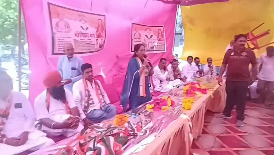कांग्रेस नेत्री रामादेवी बावरी वार्ड नम्बर 15 में कांग्रेस प्रत्याशी मोनिका गर्ग के पक्ष में मांगा समर्थन