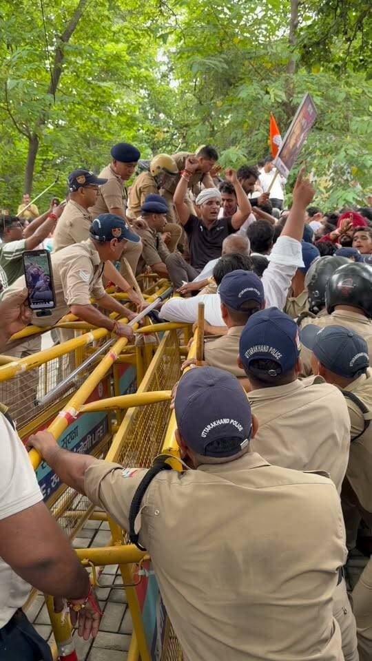 *रुद्रपुर कांग्रेसियों को लिया गया हिरासत में कांग्रेसियों का विरोध अब अब इस हद तक पहुंचा*