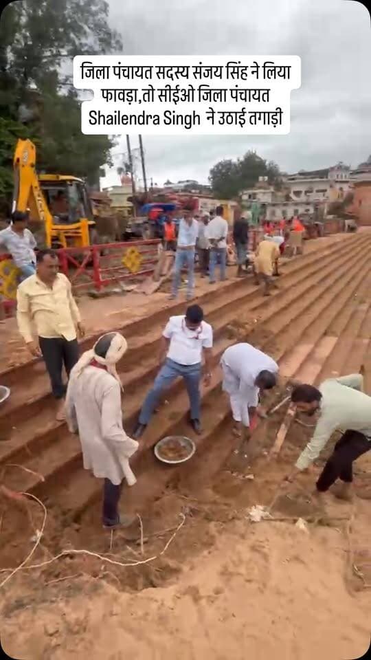 जिला पंचायत #सतना के सदस्य संजय सिंह ने लिया फावड़ा,तो सीईओ जिला पंचायत Shailendra Singh ने उठाई तगाड़ी और जुट गए भरत घाट की जमी सिल्ट बालू हटाने के श्रम कार्य में#reels #rewatimes #viralvideo #satna