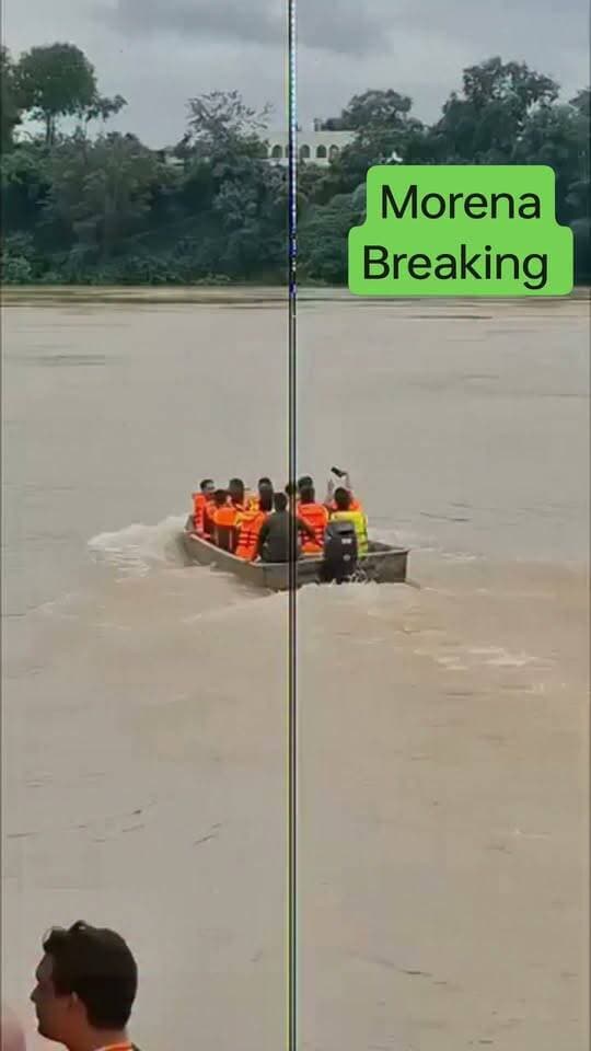 होमगार्ड की मोटर बोट अचानक इंजन बंद होने के बाद देखते ही देखते जलमग्न हो गई,नर्मदा के रौद्र रूप में समाई पेट्रोलिंग बोट, लाइफ जैकेट ने बचाई 8 जान, 👇
जबलपुर में गौरीघाट स्थित नर्मदा नदी में निगरानी के लिए तैनात होमगार्ड की मोटर बोट अचानक इंजन बंद होने के बाद देखते ही देखते जलमग्न हो गई। इस घटना का दिलदहला देने वाला वीडियो भी सामने आया है। बरगी बांध के 13 गेट खोले जाने के कारण नर्मदा नदी का जलस्तर काफी बढ़ा हुआ था और पानी का बहाव बेहद तेज था। गनीमत यह रही कि बोट पर सवार सभी जवान लाइफ जैकेट पहने हुए थे, जिसके चलते वे तैरकर सुरक्षित बाहर आ गए और एक बड़ा हादसा टल गया
Morena Breaking Bol Morena Public Morena Namaste Morena Nagar Nigam Morena PUBLIC APP #Jabalpur #NarmadaRiver #Gaurighat #HomeGuard #Narmada #BargiDam #BreakingNews #MPNews #JabalpurNews #HomeGuardBoat #ViralVideo #BigNews #मध्यप्रदेश #जबलपुर #नर्मदा #होमगार्ड #ब्रेकिंगन्यूज