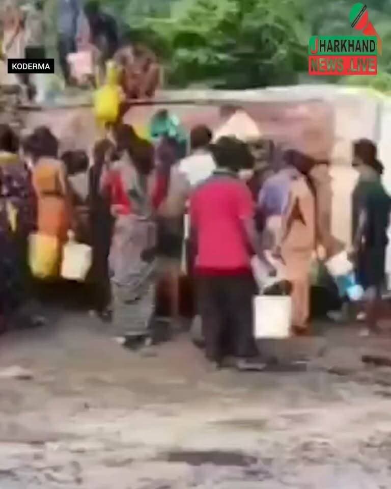 इंसानियत शर्मसार! पाम ऑयल का टैंकर पलटा, घायल ड्राइवर को बचाने के बजाय तेल लूटती रही जनता !