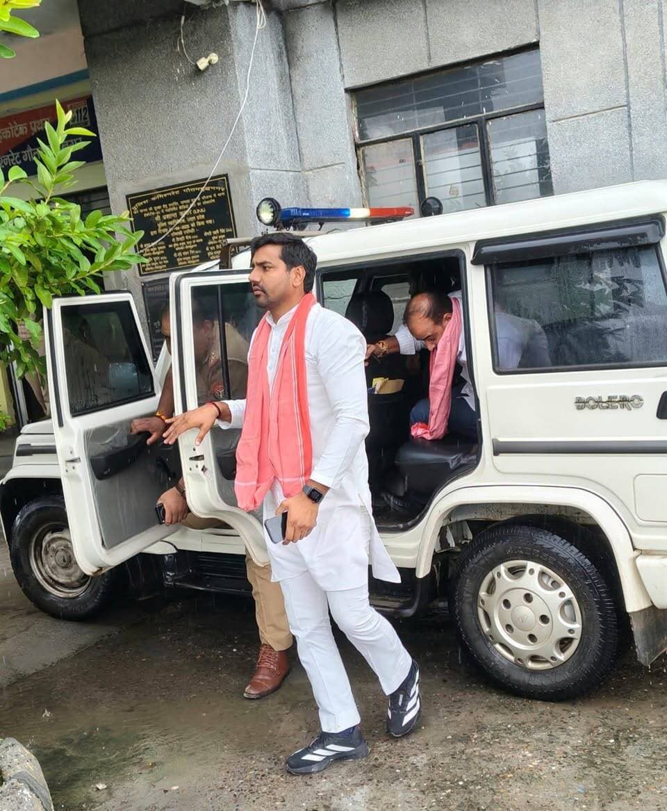 शिक्षक दिवस मनाने जा रहे सपा नेताओं को पुलिस ने किया गिरफ्तार!
जेवर/ग्रेटर नोएडा: शिक्षक दिवस के मौके पर जेवर क्षेत्र में उस वक्त हंगामा हो गया, जब समाजवादी पार्टी के नेता विकास जतन भाटी और लोकेश भाटी अपने समर्थकों के साथ शिक्षक दिवस मनाने जा रहे थे। पुलिस ने दोनों नेताओं को समर्थकों सहित गिरफ्तार कर लिया।
बताया जा रहा है कि सपा के राष्ट्रीय अध्यक्ष अखिलेश यादव के आह्वान पर उत्तर प्रदेश में बंद या मर्ज किए गए प्राथमिक स्कूलों के आसपास शिक्षक दिवस मनाने का कार्यक्रम प्रस्तावित था।
इसी कार्यक्रम के तहत जेवर में सपा नेता शिक्षक दिवस मनाने के लिए जा रहे थे, लेकिन पुलिस ने उन्हें रास्ते में ही रोक लिया। इस दौरान सपा नेताओं और पुलिस के बीच तीखी नोकझोंक भी देखने को मिली।
गिरफ्तारी के बाद सपा नेता विकास जतन भाटी ने भाजपा सरकार पर निशाना साधते हुए कहा कि सत्ता हाथ से जाती देख भाजपा घबराई और बौखलाई हुई है। उन्होंने आरोप लगाया कि सरकार लोगों के लोकतांत्रिक अधिकारों को दबाने का काम कर रही है।
विकास जतन भाटी ने कहा कि शिक्षकों का सम्मान करना और शिक्षक दिवस मनाना अगर अपराध है, तो यह लोकतंत्र के लिए बेहद चिंताजनक स्थिति है।
फिलहाल सपा नेताओं की गिरफ्तारी को लेकर जेवर क्षेत्र में राजनीतिक माहौल गरमा गया है।
