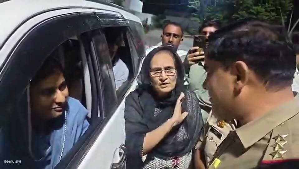 सहारनपुर कलेक्ट्रेट मस्जिद मामला 🔥
रात के 2 बजे SP सांसद इकरा हसन @iqra_choudhary_sp सहारनपुर जाने के लिए निकलीं तो पुलिस ने घर पर ही रोक दिया, गाड़ी में बैठे-बैठे ही तीखी बहस हो गई!
इकरा हसन - "मैं कहीं भी जा सकती हूँ, कोई अपराध किया है तो बताओ?"
पुलिस - "त्योहार का समय है, अभी जाना ठीक नहीं"
मां भी साथ में गुस्से में - "हम डरने वाले नहीं हैं"
कोर्ट ने मस्जिद को अवैध बताया, सुबह 6 बुलडोजर से ध्वस्तीकरण, पूरे शहर में भारी फोर्स!
आपकी राय क्या है - ये सुरक्षा थी या हाउस अरेस्ट? 👇
#IqraHasan #Saharanpur #MosqueDemolition #HouseArrest #KairanaMP #UPNews #ViralVideo #CollectorateMasjid #SamajwadiParty #UPPolice
@iqra_choudhary_sp @samajwadiparty.official
---
*पहले कमेंट के लिए (पिन करने के लिए) - इससे रीच बढ़ेगी:*
Full Video देखो 👆 इकरा हसन ने साफ कहा "रोक के दिखाओ" - पुलिस अफसर भी जवाब नहीं दे पाए!
आप इस कार्रवाई को सही मानते हो या गलत? कमेंट में बताओ 👇
#SaharanpurNews
---