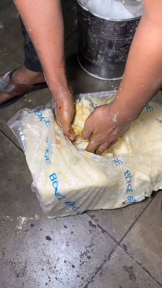 🍪 Most Hygienic Chocolate Cookies Making In Huge Quantity | Anas Bakery, Chamanganj Kanpur
#ChocolateCookies #CookieMaking #Bakery #BakeryProcess #CookiesMaking #StreetFood #IndianFood