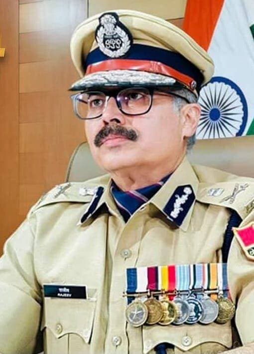 वाई-फाई को भी बनाएं सुरक्षित, वरना हैकर की पहुंच आपके घर तक,साइबर क्राइम शाखा की एडवाइजरी- डिफॉल्ट पासवर्ड तुरंत बदलें, डब्ल्यूपीए3/डब्ल्यूपीए2 एन्क्रिप्शन अपनाएं, डब्ल्यूपीएस और रिमोट मैनेजमेंट बंद रखें
<nis:link nis:type=tag nis:id=sawaimadhopur nis:value=SawaiMadhopur nis:enabled=true nis:link/> महानिदेशक पुलिस राजस्थान श्री राजीव कुमार शर्मा के निर्देशन में राजस्थान पुलिस एवं सवाई माधोपुर पुलिस द्वारा साइबर अपराधों पर अंकुश लगाने और आमजन को साइबर सुरक्षा के प्रति जागरूक करने के लिए लगातार अभियान चलाए जा रहे हैं। इसी क्रम में राजस्थान पुलिस की साइबर क्राइम शाखा ने वाई-फाई नेटवर्क को हैकिंग और अनधिकृत पहुंच से सुरक्षित रखने के संबंध में आमजन के लिए एडवाइजरी जारी की है। अतिरिक्त महानिदेशक पुलिस साइबर क्राइम श्री वीके सिंह ने बताया कि आज के दौर में वाई-फाई सिर्फ इंटरनेट चलाने का माध्यम नहीं, बल्कि घर और कार्यालय के मोबाइल, लैपटॉप, स्मार्ट टीवी और अन्य स्मार्ट डिवाइस को जोड़ने वाला डिजिटल नेटवर्क है। ऐसे में यदि वाई-फाई राउटर की सुरक्षा कमजोर है तो अनधिकृत डिवाइस आपके नेटवर्क से जुड़कर न केवल इंटरनेट की गति और डेटा खपत को प्रभावित कर सकते हैं, बल्कि डेटा लीक, साइबर फ्रॉड, हैकिंग और निजी जानकारी की सुरक्षा के लिए भी खतरा पैदा कर सकते हैं।
*पहले जांचें—कहीं कोई अनजान डिवाइस तो नहीं जुड़ा?*
यदि किसी व्यक्ति को संदेह है कि उसके वाई-फाई नेटवर्क से कोई अनधिकृत डिवाइस जुड़ा हुआ है, तो वह अपने मोबाइल या लैपटॉप को उसी वाई-फाई नेटवर्क से कनेक्ट कर ब्राउजर के माध्यम से राउटर का एडमिन पेज खोल सकता है। राउटर के एडमिन यूजरनेम और पासवर्ड से लॉगिन करने के बाद कनेक्टेड डिवाइसेस, डिवाइस लिस्ट या अटैच्ड डिवाइसेस जैसे विकल्पों में नेटवर्क से जुड़े उपकरणों की जानकारी देखी जा सकती है। किसी अनजान डिवाइस की पहचान होने पर उसे नेटवर्क से हटाया जा सकता है।
*डिफॉल्ट पासवर्ड सबसे पहले बदलें*
राउटर की सेटिंग्स में जाकर निर्माता द्वारा दिया गया डिफॉल्ट ‘एडमिन’ पासवर्ड तुरंत बदलें। राउटर की सेटिंग्स सामान्यतः 192.168.1.1 या 192.168.0.1 जैसे एड्रेस से खोली जा सकती हैं। वाई-फाई पासवर्ड मजबूत रखें और उसमें बड़े-छोटे अक्षर, संख्याएं तथा विशेष चिन्हों का मिश्रण रखें। साथ ही एसएसआईडी यानी वाई-फाई का नाम ऐसा रखें जिससे आपकी व्यक्तिगत पहचान या राउटर के ब्रांड का आसानी से पता न चले।
*पुरानी सुरक्षा छोड़ें, डब्ल्यूपीए3 अपनाएं*
वाई-फाई की सुरक्षा के लिए राउटर में डब्ल्यूपीए3 एन्क्रिप्शन चालू रखने की सलाह दी गई है। यदि डब्ल्यूपीए3 उपलब्ध नहीं है तो कम से कम डब्ल्यूपीए2-एईएस का उपयोग करें। पुराने डब्ल्यूईपी या डब्ल्यूपीए मोड का इस्तेमाल नहीं करना चाहिए।
*डब्ल्यूपीएस और रिमोट मैनेजमेंट रखें बंद*
साइबर सुरक्षा मजबूत रखने के लिए राउटर का डब्ल्यूपीएस (वाई-फाई प्रोटेक्टेड सेटअप) फीचर बंद रखने की सलाह दी गई है। इसी तरह रिमोट मैनेजमेंट को भी डिसेबल रखें, ताकि इंटरनेट के माध्यम से बाहर से कोई व्यक्ति राउटर की सेटिंग्स तक पहुंचने की कोशिश न कर सके।
*स्मार्ट टीवी और आईओटी डिवाइस के लिए अलग नेटवर्क*
घर में स्मार्ट टीवी, स्मार्ट उपकरण या अन्य आईओटी डिवाइस इस्तेमाल करने वाले लोगों को इन्हें मुख्य वाई-फाई नेटवर्क से अलग रखने के लिए गेस्ट नेटवर्क का उपयोग करना चाहिए। इससे मुख्य नेटवर्क से जुड़े मोबाइल, लैपटॉप और अन्य महत्वपूर्ण डिवाइस को अतिरिक्त सुरक्षा मिलती है।
*राउटर का सॉफ्टवेयर भी रखें अपडेट*
राउटर के फर्मवेयर को नियमित रूप से अपडेट करते रहें, ताकि निर्माता द्वारा जारी किए गए नए सुरक्षा पैच मिलते रहें। इसके साथ ही सुरक्षा बढ़ाने के लिए विश्वसनीय डिवाइसों के मैक एड्रेस को व्हाइटलिस्ट करने की सुविधा का भी उपयोग किया जा सकता है।
*साइबर घटना हो तो तुरंत दें सूचना*
सवाई माधोपुर, राजस्थान पुलिस ने आमजन से अपील की है कि यदि वाई-फाई नेटवर्क से छेड़छाड़, साइबर ठगी, हैकिंग या किसी अन्य साइबर अपराध की घटना सामने आती है तो बिना देरी किए निकटतम पुलिस थाना या साइबर पुलिस स्टेशन को सूचना दें। साइबर अपराध की शिकायत राष्ट्रीय साइबर क्राइम रिपोर्टिंग पोर्टल https://cybercrime.gov.in पर की जा सकती है। वित्तीय साइबर ठगी होने पर तत्काल साइबर हेल्पलाइन नंबर 1930 पर संपर्क करें। राजस्थान पुलिस के साइबर हेल्पडेस्क नंबर 9256001930 और 9257510100 पर भी सूचना दी जा सकती है।
News 25 Rajasthan नरेंद्र शर्मा SawaiMadhopur news CKB News District Collector & Magistrate - SawaiMadhopur Live news rajasthan Breaking News <nis:link nis:type=tag nis:id=highlights nis:value=highlights nis:enabled=true nis:link/> <nis:link nis:type=tag nis:id=folowers nis:value=folowers nis:enabled=true nis:link/>
Rajasthan Police
