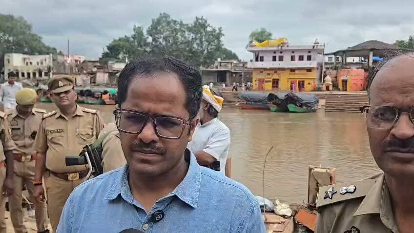 रामघाट में बाढ़ से हुए नुकसान का जिलाधिकारी व पुलिस अधीक्षक ने किया स्थलीय निरीक्षण
जनपद चित्रकूट में मंदाकिनी नदी में आई भीषण बाढ़ से विभिन्न क्षेत्रों में व्यापक प्रभाव पड़ा है। इसी क्रम में प्रमुख धार्मिक एवं पर्यटन स्थल रामघाट, सीतापुर में बाढ़ से हुए नुकसान का जिलाधिकारी पुलकित गर्ग एवं पुलिस अधीक्षक अरुण कुमार सिंह ने स्थलीय निरीक्षण कर जायजा लिया।
निरीक्षण के दौरान जिलाधिकारी ने रामघाट क्षेत्र में बाढ़ से प्रभावित दुकानों एवं अन्य संपत्तियों का अवलोकन किया। उन्होंने संबंधित अधिकारियों को निर्देशित किया कि बाढ़ से हुई क्षति का सर्वेक्षण कराते हुए अतिशीघ्र रिपोर्ट उपलब्ध कराई जाए, ताकि नियमानुसार प्रभावित लोगों को आवश्यक सहायता उपलब्ध कराई जा सके।
रामघाट क्षेत्र में बाढ़ के बाद जमा हुए मलबे एवं गंदगी का निरीक्षण करते हुए जिलाधिकारी ने नगरपालिका परिषद को निर्देशित किया कि सफाई कार्य में मैनपावर एवं पंपिंग क्षमता बढ़ाई जाए तथा अतिरिक्त संसाधन लगाकर अभियान चलाते हुए शीघ्रता से मलबा हटाने एवं साफ-सफाई का कार्य पूर्ण कराया जाए, जिससे श्रद्धालुओं एवं आमजन का आवागमन सुचारू रूप से संचालित हो सके। *उपजिलाधिकारी कर्वी द्वारा बताया गया कि लगभग तीन सौ से अधिक सफाई कर्मचारी लगाए गए हैं तथा आठ सौ राशन कीट इस क्षेत्र में वितरित भी किए गए हैं। उन्होंने बताया कि जो बचे गए हैं उनको भी वितरित की जा रही है।*
उन्होंने संबंधित अधिकारियों को यह भी निर्देश दिए कि क्षेत्र में पेयजल की उपलब्धता सुनिश्चित की जाए। आवश्यकतानुसार विभिन्न स्थानों पर टैंकरों के माध्यम से पानी की व्यवस्था कराई जाए, ताकि बाढ़ प्रभावित क्षेत्र में लोगों को पेयजल की असुविधा न हो।
जिलाधिकारी ने अधिशासी अभियंता विद्युत को निर्देशित किया कि बाढ़ के कारण क्षतिग्रस्त अथवा गिर चुके विद्युत पोलों एवं टूटे विद्युत तारों को तत्काल हटाकर नए पोल एवं तार लगाए जाएं तथा आवश्यक मरम्मत कार्य शीघ्र पूर्ण कराकर विद्युत आपूर्ति बहाल की जाए। उन्होंने विद्युत व्यवस्था को सुरक्षित एवं सुचारू बनाए रखने के लिए मौके पर आवश्यक सावधानियां बरतने के भी निर्देश दिए।
जिलाधिकारी ने कहा कि बाढ़ प्रभावित क्षेत्रों में राहत, सफाई, पेयजल एवं विद्युत आपूर्ति से संबंधित व्यवस्थाओं को सर्वोच्च प्राथमिकता देते हुए प्रभावित लोगों को हरसंभव सहायता उपलब्ध कराई जाए।