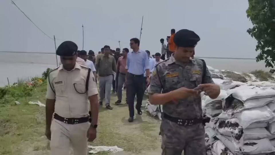 बाढ़ से पहले एक्शन में DM, तटबंध पर पहुंचकर अफसरों को दिए सख्त निर्देश