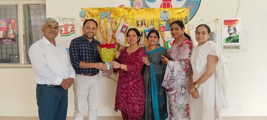 पीएम श्री राजकीय कन्या वरिष्ठ माध्यमिक विद्यालय, सेक्टर-15, पंचकूला में हर्षोल्लास से मनाया गया शिक्षक दिवस
पंचकूला, 5 सितंबर: पीएम श्री राजकीय कन्या वरिष्ठ माध्यमिक विद्यालय, सेक्टर-15, पंचकूला में आज शिक्षक दिवस बड़े ही उत्साह एवं श्रद्धा के साथ मनाया गया।
इस अवसर पर "सार्वभौमिक मानवीय मूल्य" विषय पर विशेष व्याख्यान का आयोजन किया गया। मुख्य वक्ता डॉ. रविन्द्र कुमार, सहायक प्रोफेसर, बी.एड. कॉलेज, चंडीगढ़ ने छात्राओं को जीवनोपयोगी संदेश देते हुए मानवतावादी बनने, माता-पिता एवं गुरुजनों के प्रति आदर भाव तथा सहपाठियों के प्रति प्रेम और सहयोग की भावना रखने और विपरीत एवं चुनौतीपूर्ण परिस्थितियों में भी सही व सकारात्मक सोच अपनाने के लिए प्रेरित किया। जीवन में खुश रहना सबसे ज्यादा महत्वपूर्ण है।
विद्यालय के लेक्चरर जयबीर सिंह रंगा ने छात्राओं को संबोधित करते हुए बताया कि शिक्षक दिवस भारत के पूर्व राष्ट्रपति, महान दार्शनिक और भारत रत्न डॉ. सर्वपल्ली राधाकृष्णन जी की जयंती के उपलक्ष्य में मनाया जाता है। यह दिन हमें जीवन में गुरु के महत्व की याद दिलाता है। शिक्षक वह दीपक है जो स्वयं जलकर हमारे भविष्य को रोशन करता है और हमें सही-गलत की पहचान कराकर एक आदर्श नागरिक बनने की राह दिखाता है। इस अवसर पर सावित्रीबाई फुले का शिक्षा के क्षेत्र में योगदान का उल्लेख भी किया गया।
विद्यालय की ओर से जयबीर सिंह रंगा ने डॉ. रविन्द्र कुमार एवं फिजिक्स वाला, पंचकूला का आभार व्यक्त करते हुए कहा कि औपचारिक शिक्षा के साथ-साथ व्यावहारिक शिक्षा भी बच्चों के सर्वांगीण विकास के लिए अत्यंत आवश्यक है।
इस अवसर पर फिजिक्स वाला, पंचकूला की ओर से सभी शिक्षकों को शिक्षक दिवस की शुभकामनाएं दी गईं, छात्राओं के लिए जलपान की व्यवस्था की गई तथा संस्थान द्वारा शिक्षा के क्षेत्र में किए जा रहे योगदान के बारे में जानकारी दी गई।
विद्यालय की प्रधानाचार्या पूनम बेरवाल ने अपने संदेश से सभी शिक्षकों को बधाई एवं शुभकामनाएं दीं।
कार्यक्रम के दौरान छात्राओं ने अपनी पारिवारिक परिस्थितियों को साझा किया, जिन पर वक्ताओं द्वारा समाधान हेतु उपयोगी सुझाव दिए गए।
कार्यक्रम में एसएमसी प्रधान सोनेलाल, सदस्य बुशरा एवं पूनम ने अपने निजी जीवन के अनुभवों को साझा किया। इस अवसर पर विद्यालय शिक्षकगण उपस्थित रहे और सभी ने कार्यक्रम की सराहना की।