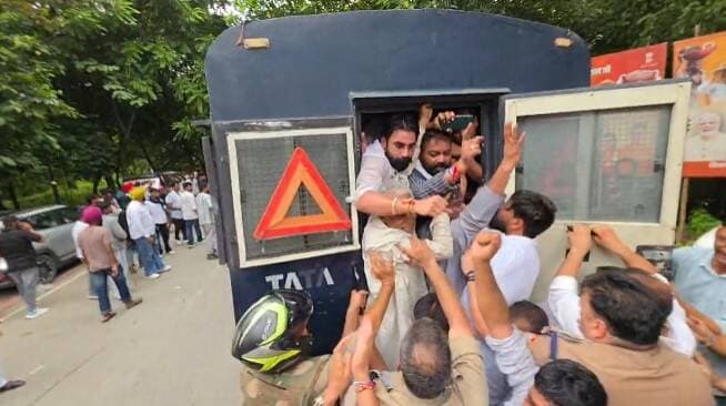 रुद्रपुर - यूथ कांग्रेस के कार्यकर्ताओं को हिरासत में लिया गया