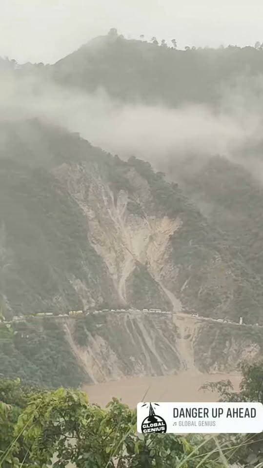 सीरोबगड़ में पहाड़ी टूटी, NH-07 पर थमे वाहनों के चक्के। लंबा जाम लगा