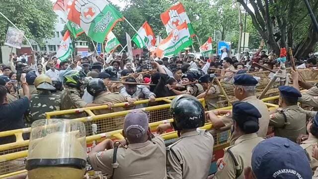 जिलाधिकारी कार्यालय का घेराव, कांग्रेस कार्यकर्ताओं ने सरकार के खिलाफ किया जोरदार प्रदर्शन