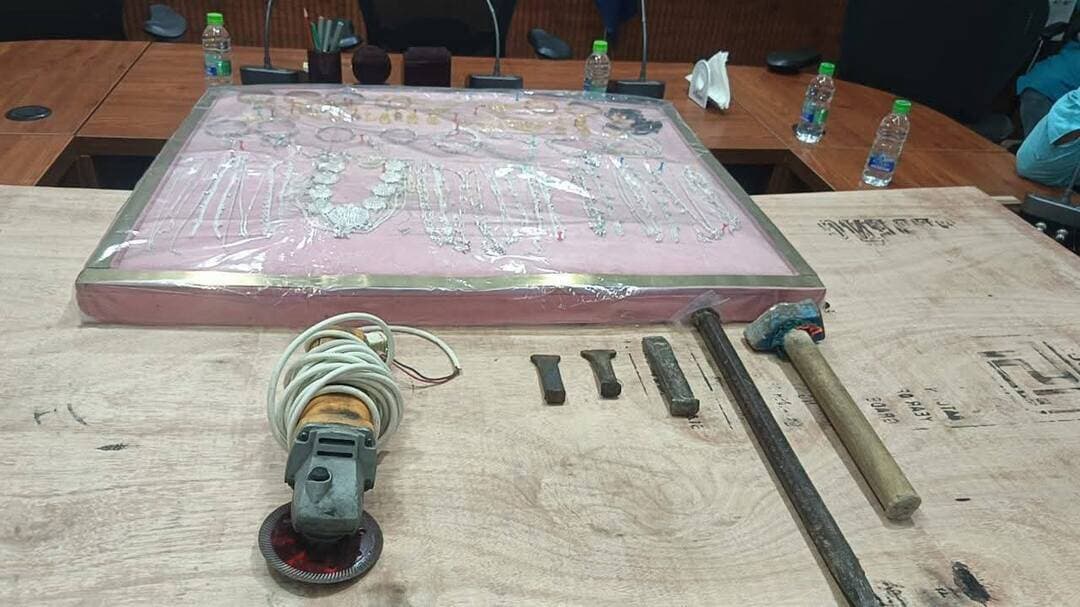 मंदसौर एसपी विनोद कुमार मीना के निर्देशन में मंदसौर कोतवाली थाना प्रभारी ओर नाहरगढ थाना प्रभारी की टीम के द्वारा 5 राज्यों में 17 अलग अलग जगहों पर नकबजनी की घटना को अंजाम देने वाली बागरिया गैंग का किया पर्दाफाश, 20 लाख रुपए के सोने चांदी के जेवरात किए बरामद..