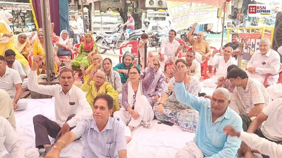 हिसार मे कर्मचारियों पर हो रहे बार बार दमन को लेकर समर्थन मे बोले लोग,कर्मचारियों ने कहा हमारा प्रदर्शन इसी तरह जारी रहेगा जब तक उन्हें कोई आश्वासन नहीं मिलता !