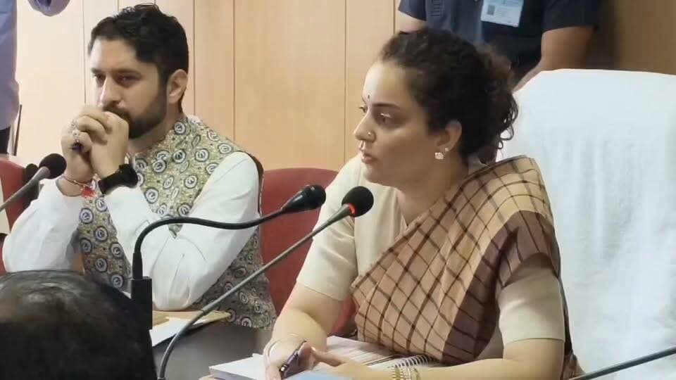 सांसद कंगना ने दिशा कमेटी की बैठक में अधिकारियों की लगाई जमकर क्लास
सांसद निधि खर्च न कर पाने पर अधिकारियों पर भड़की सांसद कंगना रनौत