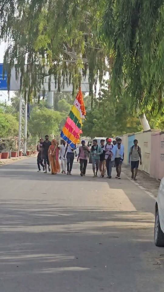 बाड़मेर से रामदेवरा पैदल यात्री।