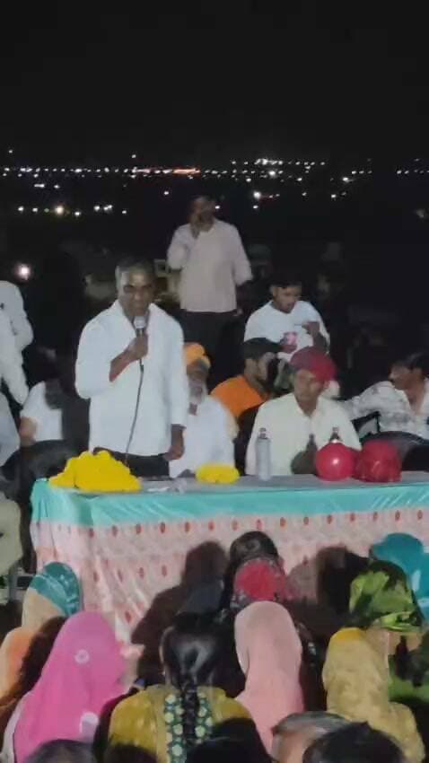 वार्ड संख्या 1 से कांग्रेस प्रत्याशी विक्रम दर्जी के समर्थन में उमड़ी भीड़ को संबोधित करते रिड़मल सिंह दांता
Mewaram Jain Harish Chaudhary Laxman Singh Godara Ummeda Ram Beniwal Govind Singh Dotasra