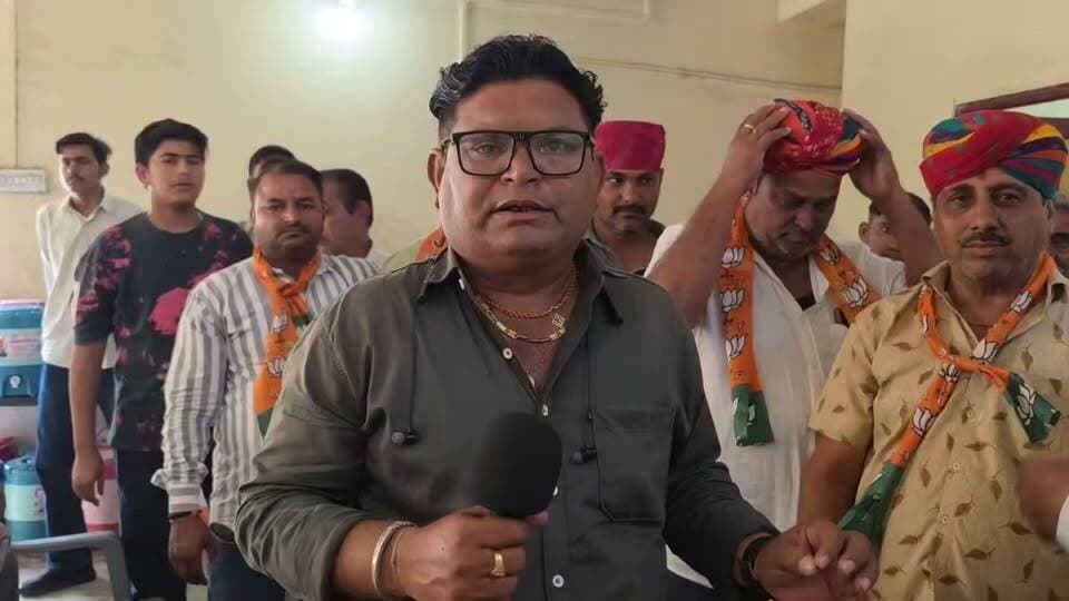 वार्ड संख्या 19 से निर्दलीय प्रत्याशी सुरेश भार्गव ने दिया दमाराम माली को समर्थन।
Swaroop Singh Khara Dr Priyanka Chaudhary K.K. Vishnoi Kailash Choudhary Aduram Meghwal