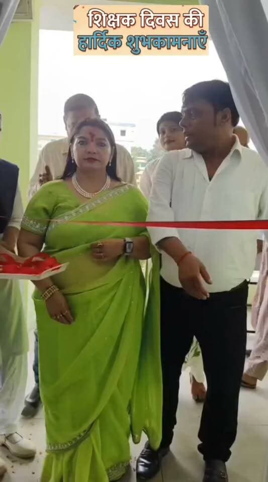 सूर्या स्कूल में गुरुजनों का हुआ भव्य सम्मान, शिक्षक दिवस पर दिखा उत्साह
संतकबीरनगर। खलीलाबाद स्थित सूर्या सीनियर सेकेंडरी स्कूल में शिक्षक दिवस हर्षोल्लास और उत्साह के साथ मनाया गया। प्लेवे से लेकर कक्षा 12 तक के छात्र-छात्राओं ने कार्यक्रम में बढ़-चढ़कर हिस्सा लिया। बच्चों ने अपने कक्षाओं को आकर्षक ढंग से सजाकर शिक्षकों के प्रति सम्मान और प्रेम का इजहार किया।
कार्यक्रम के दौरान विद्यार्थियों ने विद्यालय के एमडी डॉ. उदय प्रताप चतुर्वेदी, सह प्रबंध निदेशिका सविता चतुर्वेदी, प्रधानाचार्य रविनेश श्रीवास्तव समेत सभी शिक्षकों का फूल-मालाओं से स्वागत और सम्मान किया। इसके बाद शिक्षकों के साथ केक काटकर शिक्षक दिवस की खुशियां साझा की गईं और बच्चों ने गुरुजनों का आशीर्वाद लिया।
एमडी डॉ. उदय प्रताप चतुर्वेदी और सह प्रबंध निदेशिका
सविता चतुर्वेदी ने भी विद्यार्थियों के साथ केक काटकर उन्हें शिक्षक दिवस की शुभकामनाएं दीं। उन्होंने बच्चों के उज्ज्वल भविष्य की कामना करते हुए कहा कि शिक्षक विद्यार्थियों को शिक्षा के साथ संस्कार देकर जीवन में आगे बढ़ने की सही दिशा प्रदान करते