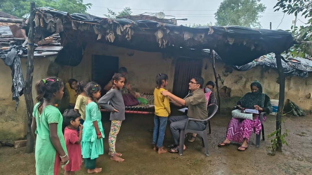 कलेक्टर एवं जिला मजिस्ट्रेट श्री Arpit Verma IAS के निर्देश अनुसार मौसमी बीमारी एवं बर्षा के चलते जल भराव के कारण फैलने वाले मलेरिया एवं डेंगू की रोकथाम के लिए मुख्य चिकित्सा एवं स्वास्थ्य अधिकारी डॉ संजय ऋषीश्वर के मार्गदर्शन में जनजातीय बाहुल्य क्षेत्रों में स्वास्थ्य शिविरों का आयोजन किया गया।
CM Madhya Pradesh
Directorate of Health Services, Madhya Pradesh
#stateiecbureau
#gwaliorcommissioner
#JansamparkMP
#cmhoshivpuri
#healthdepartmentshivpuri #highlightseveryonefollowers #nationalhealthmissionmp
#shivpuri