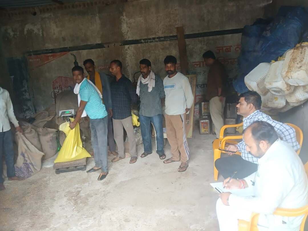 राशन संबंधी शिकायत एवं समस्या समाधान के लिए व्हाट्सएप हेल्पलाइन नंबर जारी किया गया है और प्राप्त समस्याओं पर त्वरित संज्ञान लिया जा रहा है।
कलेक्टर एवं जिला मजिस्ट्रेट श्री Arpit Verma IAS के निर्देशानुसार ग्राम दिहायला से सार्वजनिक वितरण प्रणाली (पीडीएस) की दुकान से राशन सामग्री न मिलने की शिकायत पर त्वरित संज्ञान लेते हुए नरवर तहसीलदार विजय कुमार त्यागी ने ग्राम दिहायला पहुँचकर शासकीय उचित मूल्य दुकान का निरीक्षण किया और दुकान से पात्र हितग्राहियों को राशन सामग्री का वितरण शुरू कराया।
CM Madhya Pradesh
Department of Food, Civil Supplies & Protection - Madhya Pradesh
#shivpuri