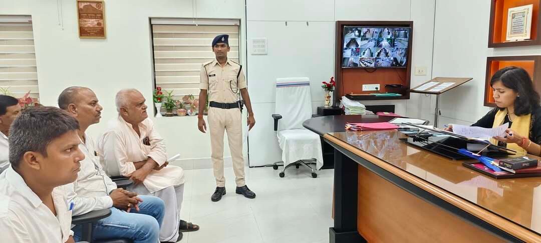 प्रेस विज्ञप्ति
स्थान : नालंदा
दिनांक : 05 सितंबर 2026
.........................................
नालंदा जिलाधिकारी ने 23 जन-शिकायतों पर तय की अधिकारियों की जवाबदेही
● जन-शिकायतों के समयबद्ध एवं गुणवत्तापूर्ण निष्पादन को सर्वोच्च प्राथमिकता, संबंधित अधिकारियों को त्वरित एवं संवेदनशील कार्रवाई के निर्देश।
● एकंगरसराय प्रखण्ड अंतर्गत ग्राम कोशियावां में चापाकल स्थापित करने, पईन उड़ाही करने, मिट्टी भराई, ईंट सोलिंग, नाली तथा पीसीसी ढलाई, हिलसा बाजार में मुख्य सड़क को अतिक्रमण मुक्त करने, रास्ता विवाद, एवं शिक्षक नियुक्ति से संबंधित मामलों की हुई सुनवाई।
नालंदा की जिलाधिकारी श्रीमती उदिता सिंह ने आयोजित जन-सुनवाई के दौरान जिले के विभिन्न प्रखंडों एवं पंचायतों से पहुंचे कुल 23 फरियादियों की समस्याओं एवं शिकायतों को गंभीरतापूर्वक सुना।
जन-शिकायतों के निष्पादन हेतु संबंधित अधिकारियों को दिए गए निर्देश
एकंगरसराय प्रखंड अंतर्गत ग्राम कोशियावां में चापाकल स्थापित करने, पईन की उड़ाही, मिट्टी भराई, ईंट सोलिंग, नाली निर्माण एवं पीसीसी ढलाई से संबंधित प्राप्त आवेदनों के शीघ्र निष्पादन हेतु उप विकास आयुक्त, नालन्दा को आवश्यक कार्रवाई करने का निर्देश दिया गया।
हिलसा बाजार में मुख्य सड़क को अतिक्रमणमुक्त कराने से संबंधित प्राप्त आवेदनों के निष्पादन हेतु अनुमंडल पदाधिकारी, हिलसा को नियमानुसार आवश्यक कार्रवाई सुनिश्चित करने का निर्देश दिया गया।
रास्ता विवाद से संबंधित प्राप्त शिकायतों के त्वरित एवं नियमानुकूल निष्पादन हेतु अपर समाहर्ता-सह-जिला लोक शिकायत निवारण पदाधिकारी, नालन्दा को आवश्यक कार्रवाई करने का निर्देश दिया गया।
शिक्षक नियुक्ति प्रक्रिया से संबंधित प्राप्त मामलों के निष्पादन हेतु जिला शिक्षा पदाधिकारी, नालन्दा को नियमानुसार आवश्यक कार्रवाई सुनिश्चित करने का निर्देश दिया गया।
जिलाधिकारी ने प्रत्येक आवेदक की समस्या को ध्यानपूर्वक सुनते हुए संबंधित मामले की वस्तुस्थिति की जानकारी प्राप्त की तथा उसके त्वरित एवं नियमानुसार निष्पादन के लिए संबंधित पदाधिकारियों की जवाबदेही निर्धारित की।
Samrat Choudhary
CMO Bihar
Information & Public Relations Department, Government of Bihar
Revenue and Land Reforms Dept, Govt. of Bihar
Public Health Engineering Department, Government of Bihar