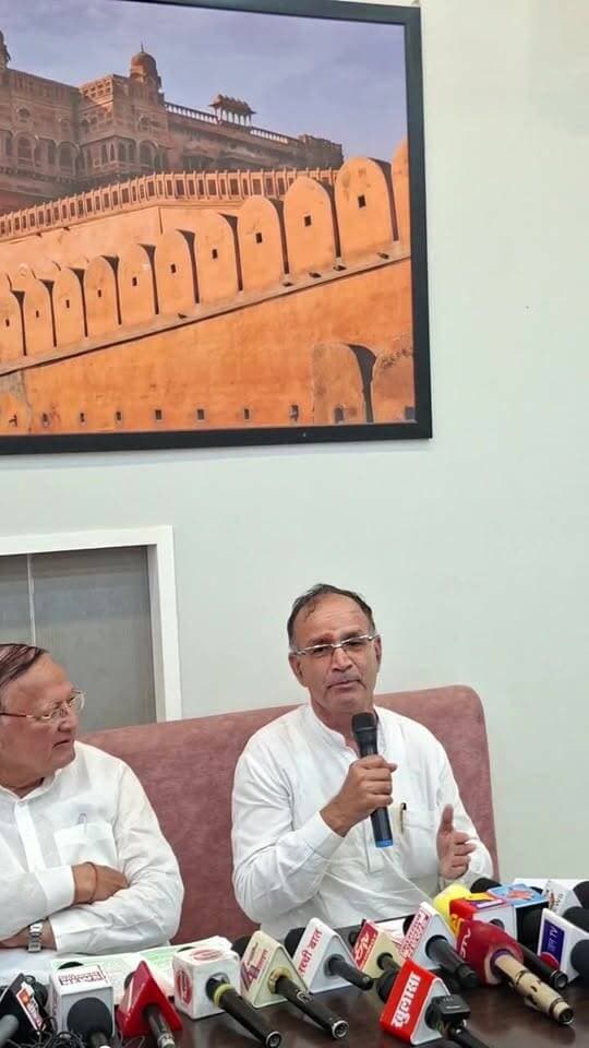 बीकानेर में शहर कोंग्रेस जिलाध्यक्ष मदनगोपाल मेघवाल,पूर्ब मंत्री बुलाकीदास कल्ला ने किया कोंग्रेस का घोषणा पत्र जारी,कर रहे है पत्रकारों से वार्ता...
