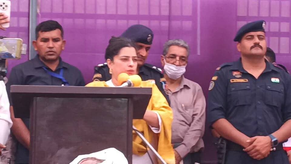 भिवानी के गांव जमालपुर में संबोधित करते हुए मंत्री श्रुति चौधरी
