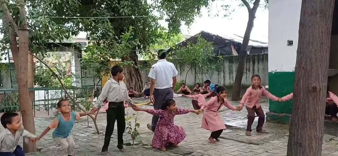 खेलकूद भी हमारे जीवन में महत्वपूर्ण स्थान रखता है
और हम सभी को भी अपनाना चाहिए