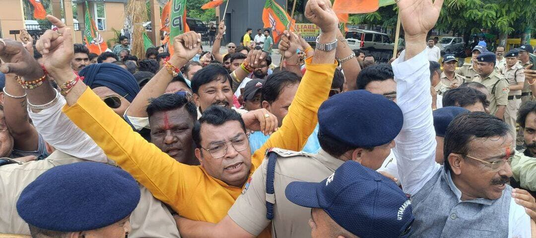रुद्रपुर- तो क्या विपक्ष का काम कर रहे भाजपाई, सड़को पर उतरे, पुलिस ने रोका