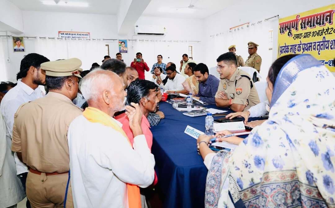 सम्पूर्ण समाधान दिवस में अधिकारियों ने सुनीं आमजन की समस्याएं, शिकायतों के त्वरित एवं गुणवत्तापूर्ण निस्तारण हेतु सम्बन्धित को दिये प्रभावी दिशा-निर्देश
शाहजहांपुर -तहसील तिलहर में आयोजित सम्पूर्ण समाधान दिवस में विधायक सलोना कुशवाहा मुख्य विकास अधिकारी पुलिस अधीक्षक मुख्य चिकित्साधिकारी एवं उपजिलाधिकारी तिलहर द्वारा प्रतिभाग किया गया। सम्पूर्ण समाधान दिवस के दौरान अधिकारियों द्वारा दूर-दराज क्षेत्रों से अपनी समस्याएं लेकर पहुंचे आमजन की शिकायतों को गंभीरतापूर्वक सुना गया तथा प्रत्येक शिकायत के संबंध में सम्बन्धित विभागीय अधिकारियों से जानकारी प्राप्त कर उसके शीघ्र एवं गुणवत्तापूर्ण निस्तारण हेतु आवश्यक दिशा-निर्देश दिये गये।
पुलिस अधीक्षक द्वारा पुलिस विभाग से सम्बन्धित शिकायतों को प्राथमिकता के आधार पर सुनते हुए सम्बन्धित को निर्देशित किया गया कि जनसामान्य की शिकायतों का निष्पक्षता एवं संवेदनशीलता के साथ संज्ञान लेते हुए नियमानुसार त्वरित कार्यवाही सुनिश्चित की जाये। साथ ही शिकायतों के निस्तारण में किसी भी स्तर पर लापरवाही न बरतने तथा शिकायतकर्ता की समस्या का प्रभावी समाधान सुनिश्चित करने के निर्देश दिये गये।
इस अवसर पर अधिकारियों द्वारा उपस्थित आमजन को आश्वस्त किया गया कि जनसमस्याओं का त्वरित एवं प्रभावी समाधान प्रशासन की प्राथमिकता है। प्राप्त शिकायतों का सम्बन्धित विभागों द्वारा स्थलीय परीक्षण एवं आवश्यक कार्यवाही करते हुए निर्धारित समयावधि में गुणवत्तापूर्ण निस्तारण सुनिश्चित किया जायेगा। सम्पूर्ण समाधान दिवस में विभिन्न विभागों से सम्बन्धित शिकायतें प्राप्त हुईं, जिनके निस्तारण हेतु सम्बन्धित को आवश्यक दिशा-निर्देश प्रदान किये गये। अधिकारियों द्वारा विभागीय स्तर पर की जाने वाली कार्यवाही की नियमित समीक्षा करते हुए शिकायतों के समयबद्ध एवं संतोषजनक निस्तारण पर विशेष जोर दिया गया।
जनसामान्य की समस्याओं का त्वरित समाधान एवं बेहतर जनसेवा उपलब्ध कराना जिला प्रशासन एवं पुलिस की प्राथमिकता है।