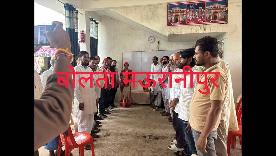 मऊरानीपुर ग्राम धवाकर में समाजवादी युवजन सभा के तत्वाधान में शिक्षक दिवस का आयोजन इस मौके पर युवाजन सभा के मऊरानीपुर विधान सभा अध्यक्ष कर्णवीर सिंह ने कहा कि वर्तमान सरकार स्कूल बंद कर गरीबों से शिक्षा का हक छीन रही