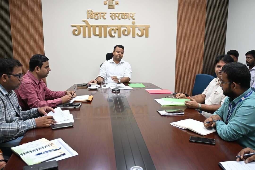 सोलर स्ट्रीट लाइट की खामियों का हो त्वरित निराकरण: DM समीर सौरभ ने की समीक्षा, लापरवाही पर लगेगा जुर्माना!
आज दिनांक 05 सितंबर 2026 को 'मुख्यमंत्री सोलर स्ट्रीट लाइट (ग्रामीण) योजना' की समीक्षा बैठक जिलाधिकारी श्री समीर सौरभ की अध्यक्षता में आयोजित की गई। जिले के 14 प्रखंडों में निर्धारित 33,170 सोलर स्ट्रीट लाइट के लक्ष्य के विरुद्ध 33,070 लाइटों का अधिष्ठापन पूरा कर लिया गया है।
डीएम ने CMS पर प्रदर्शित 8 फॉल्टी तथा 145 सिग्नल लॉस वाली लाइटों की तकनीकी खामियों को तत्काल ठीक करने का निर्देश दिया। साथ ही, 48 घंटे के भीतर सभी शिकायतों के समाधान के आदेश दिए गए। जिलाधिकारी ने सख्त निर्देश दिए कि 72 घंटे से अधिक समय तक लाइट खराब रहने पर संबंधित कार्य एजेंसी पर जुर्माना लगाया जाएगा और निर्धारित मानक से कम ऊंचाई पर लगी लाइटों का भुगतान रोक दिया जाएगा।
#Gopalganj #SolarStreetLight #DMGopalganj #PanchayatiRaj #GopalganjAdministration #BiharDevelopment #PublicGrievance
Public Health Engineering Department, Government of Bihar
Panchayati Raj Department, Government of Bihar
Information & Public Relations Department, Government of Bihar