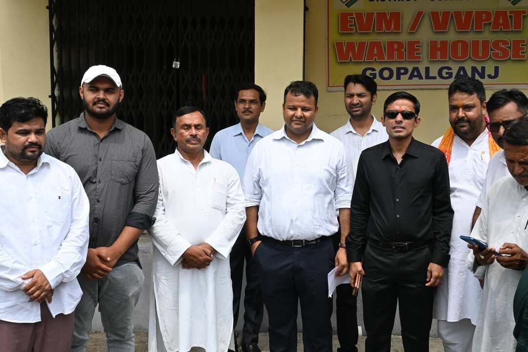 ईवीएम-वीवीपीएटी वेयरहाउस का त्रैमासिक निरीक्षण: डीएम व एसपी ने राजनीतिक दलों के प्रतिनिधियों की मौजूदगी में की सुरक्षा की समीक्षा!
आज दिनांक 05 सितंबर 2026 को भारत निर्वाचन आयोग के SOP के अनुसार जिला निर्वाचन पदाधिकारी-सह-डीएम श्री समीर सौरभ एवं पुलिस अधीक्षक श्री विनय तिवारी द्वारा मान्यता प्राप्त राजनीतिक दलों के प्रतिनिधियों की उपस्थिति में ईवीएम-वीवीपीएटी वेयरहाउस का त्रैमासिक निरीक्षण किया गया।
निरीक्षण के दौरान बैलट यूनिट (BU), कंट्रोल यूनिट (CU) एवं VVPAT मशीनों के भंडारण, रखरखाव, अग्नि सुरक्षा, 24x7 सीसीटीवी निगरानी तथा सुरक्षा बल की तैनाती का भौतिक सत्यापन किया गया। उपस्थित राजनीतिक दलों के प्रतिनिधियों ने सुरक्षा व्यवस्था और पारदर्शिता पर पूर्ण संतोष व्यक्त किया। इस अवसर पर उप निर्वाचन पदाधिकारी डॉ. शशि प्रकाश, वरीय कोषागार पदाधिकारी रमेश कुमार सुमन तथा जदयू, राजद, लोजपा, माले, कांग्रेस, भाजपा व बसपा के प्रतिनिधि मौजूद रहे।
Chief Electoral Officer, Bihar
Information & Public Relations Department, Government of Bihar
Election Commission of India
