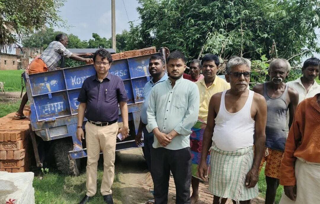 स्कूल यूनिफॉर्म में बच्चों की गुहार पहुंची डीएम तक, बीडीओ की मौजूदगी में समसुद्दीनपुर की बदहाल सड़क पर शुरू हुआ काम
<nis:link nis:type=tag nis:id=बलिया: nis:value=बलिया: nis:enabled=true nis:link/> जलजमाव और कीचड़ से बेहाल स्कूल जाने वाले रास्ते ने जब बच्चों की पढ़ाई और आवाजाही मुश्किल कर दी तो मासूमों ने अपनी समस्या बताने का अनोखा तरीका अपनाया। <nis:link nis:type=tag nis:id=स्कूल nis:value=स्कूल nis:enabled=true nis:link/> <nis:link nis:type=tag nis:id=यूनिफॉर्म nis:value=यूनिफॉर्म nis:enabled=true nis:link/> में बच्चों ने बदहाल <nis:link nis:type=tag nis:id=सड़क nis:value=सड़क nis:enabled=true nis:link/> का वीडियो बनाकर बलिया डीएम मंगला प्रसाद सिंह से रास्ता बनवाने की अपील की। सोशल मीडिया पर वीडियो वायरल हुआ तो बच्चों की यह गुहार सीधे डीएम तक पहुंच गई। मामले का संज्ञान लेते हुए डीएम मंगला प्रसाद सिंह ने तत्काल संबंधित अधिकारियों को सड़क की समस्या दूर कराने के निर्देश दिए। <nis:link nis:type=tag nis:id=डीएम nis:value=डीएम nis:enabled=true nis:link/> के निर्देश पर शनिवार को सुबह 10 बजे सीयर बीडीओ सूर्य प्रकाश समसुद्दीनपुर गांव पहुंचे और मौके पर सड़क की7 स्थिति का जायजा लिया। जलजमाव से प्रभावित रास्ते को दुरुस्त कराने के लिए उनके निर्देश पर ईंट गिराने के साथ सड़क निर्माण का काम शुरू कर दिया गया। बदहाल रास्ते पर प्रशासन की त्वरित कार्रवाई से ग्रामीणों और स्कूली बच्चों में खुशी की लहर है। जिस रास्ते पर पानी और कीचड़ के बीच बच्चों को स्कूल पहुंचना मुश्किल हो रहा था, वहीं अब निर्माण कार्य शुरू होने से बेहतर और सुरक्षित रास्ते की उम्मीद जगी है। बच्चों की मासूम अपील ने दिखा दिया कि अपनी समस्या को सही तरीके से उठाया जाए तो जिम्मेदार अधिकारियों तक आवाज पहुंचने में देर नहीं लगती। हालांकि प्रधान प्रतिनिधि अशोक यादव ने बताया कि इस सड़क की पहले भी मरम्मत की गई थी। लेकिन आसपास के लोगों के अतिक्रमण और गंवई विरोध के कारण जलजमाव की स्थिति बनी थी। इसे भी दूर कर दिया गया है।