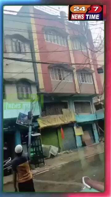 मुरादाबाद मुगलपुरा थाना क्षेत्र के जामा मस्जिद हमसफर शादी हॉल के पास मकान गिर गया है