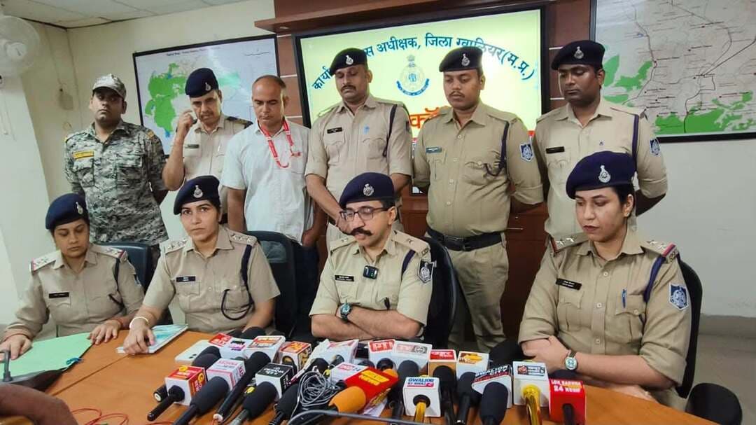 माधौगंज पुलिस ने नकबजनी की वारदात का किया खुलासा
घर के ताले तोड़कर सोने-चांदी के आभूषण एवं नगदी चोरी करने वाले तीन आरोपियों को पुलिस ने चोरी के माल सहित पकड़ा
🔴 घटना स्थल के आसपास के सैकड़ों सीसीटीव्ही फुटेज खंगालकर पुलिस ने आरोपियों दबोचा।
🔴 आरोपियों की निशादेही पर साडा वाईपास रोड खंडर के पास सोने-चांदी के आभूषण बरामद।
🔴 पकड़े गये आरोपियों से थाना माधौगंज, बहोड़ापुर, गिरवाई एवं कंपू की चार चोरियों का खुलासा हुआ है।
ग्वालियर। 05.09.2026। वरिष्ठ पुलिस अधीक्षक ग्वालियर श्री धर्मवीर सिंह,भापुसे के निर्देश पर ग्वालियर जिले में चोरों, नकबजनों की धरपकड़ हेतु अभियान चलाया जा रहा है। उक्त निर्देशों के अनुक्रम में अति0 पुलिस अधीक्षक ग्वालियर श्री सुजावल जग्गा(भापुसे) द्वारा अधीनस्थ थानों को क्षेत्र में हुई चोरी व नकबजनी की घटनाओं की पतारसी क आरोपियों की गिरफ्तारी हेतु मुखबिर तंत्र को सक्रिय करने के निर्देश दिये। वरिष्ठ अधिकारियों के निर्देशों के परिपालन में सीएसपी लकश्र श्रीमती किरण अरिहवार के कुशल मार्गदर्शन में थाना प्रभारी माधौगंज उप निरीक्षक दिव्या तिवारी के नेतृत्व में पुलिस टीम को अप.क्र. 221/26 धारा 331(4), 305(ए) बीएनएस के अज्ञात आरोपियों की पतारसी हेतु लगाया गया।
पुलिस टीम द्वारा उक्त प्रकरण के आरोपियों की पतारसी हेतु तकनीकी सेल को सक्रिय कर घटना स्थल के आसपास के क्षेत्र के सैकड़ों सीसीटीव्ही फुटेज चेक किये गये और संदिग्धों को चिन्हित कर उनकी धरपकड़ हेतु मुखबिर तंत्र को सक्रिय किया गया। दौराने विवेचना जरिये मुखबिर सूचना मिली कि गुप्तेश्वर मंदिर के पास तीन संदेही चोर खडे़ हुए है मुखबिर की सूचना की तस्दीक हेतु पुलिस टीम मौके पर पहुंची तो तीन लोग मंदिर के किनारे रोड़ तरफ खड़ दिखे जो पुलिस देखकर भागने लगे थे जिन्हे घेरकर पकड़ा और उनका नाम पता पूछा तो एक ने अपना नाम विवेक प्रजापति पुत्र देवकी नंदन प्रजापति उम्र 22 साल निवासी शेख की बगिया नई सडक जनकगंज व दूसरे ने अपना नाम राज खान पुत्र परवेज खान उम्र 25 साल निवासी वावन पायगा नई सडक जनकगंज व तीसरे ने अपना नाम फरमान खान पुत्र सलीम खान उम्र 26 साल निवासी शेख की बगिया शांति नगर जनकगंज का होना बताया।
उक्त संदिग्धों से थाना माधौगंज के उक्त अपराध के संबंध में विस्तृत पूछताछ की तो उनके द्वारा चोरी करना स्वीकार किया और पूछताछ में बताया कि चोरी किये माल को तीनों ने आपस में बांटकर साडा वाईपास रोड खंडर के पास पत्थरों में छिपा दिया है। पुलिस द्वारा उक्त आरोपीगणों को साडा वाईपास रोड खंडर के पास ले जाकर आरोपी विवेक प्रजापति ने अपने हिस्से में आये चोरी का माल पत्थरों से निकालकर जप्त कराया जिसमें 02 हार, 03 चूडी, 01 अंगूठी, 01 नथ सोने जैसी धातु की एवं आरोपी राज खान ने अपने हिस्से में आये चोरी का माल पत्थरों से निकालकर जप्त कराया जिसमें 02 चूडी, 02 हार, 01 कान का टाप्स, 02 अंगुठी सोने जैसी धातु की एवं आरोपी फरमान खान ने अपने हिस्से में आये माल को पत्थरों से निकालकर जप्त कराया जिसमें 01 हार, 02 चूडी, 01 कान का टाप्स, 01 अंगूठी, 01 नथुनी सोने जैसी धातु की आरोपियों की निशादेही पर विधिवत जप्त की गई। पकड़े गये आरोपियों ने थाना माधौगंज के अलावा थाना बहोड़ापुर, गिरवाई एवं थाना कम्पू में भी चोरियों की बारदात करना स्वीकार किया है। थाना माधौगंज पुलिस द्वारा आरोपियों को उक्त प्रकरण में विधिवत गिरफ्तार कर शहर में हुई अन्य चोरी की घटनाओं तथा शेष चोरी के माल के संबंध में विस्तृत पूछताछ की जा रही है।
घटना का संक्षिप्त विवरण:- ज्ञात हो कि दिनांक 26.08.2026 की शाम फरियादी हर्षवर्धन सिंह तोमर निवासी संभाजी विलास कॉलोनी गली नं.02 लाला का बाजार माधौगंज जिला ग्वालियर अपने परिवार सहित रक्षाबंधन के अवसर पर अपने पिता के घर मुंगावली, जिला अशोकनगर चले गए थे तथा घर की देखरेख हेतु मुँहबोले मामा साधूसिंह गुर्जर को घर पर छोड़ गए थे। साधूसिंह गुर्जर द्वारा दिनांक 28.08.2026 को प्रातः करीब 06ः30 बजे घर में ताला लगाकर अपने घर चले जाने के बाद दिनांक 30.08.2026 की शाम करीब 06ः35 बजे वापस आने पर घर के ताले टूटे हुए मिले तथा चोरी की जानकारी फरियादी को दी गई। फरियादी दिनांक 31.08.2026 को रात्रि करीब 03ः00 बजे ग्वालियर स्थित अपने घर पहुँचे, जहाँ मकान की पहली एवं दूसरी मंजिल के गेट तथा कमरों में रखी अलमारियों के ताले टूटे मिले और सामान बिखरा हुआ था। अलमारियों की जांच करने पर करीब 01 लाख रुपये नगद, 05 सोने के हार, 10 लेडीज सोने की अंगूठियां, 01 जेन्ट्स सोने की अंगूठी, 12 सोने की चूड़ियां, 01 सोने की चेन, 01 जोड़ी सोने के कान के टॉप्स, 02 जोड़ी चांदी की पायल एवं 01 चांदी की चेन गायब मिली। अज्ञात चोर द्वारा मकान की बाउंड्री कूदकर अंदर प्रवेश कर सीढ़ियों के रास्ते पहली एवं दूसरी मंजिल पर जाकर गेट व अलमारियों के ताले तोड़कर उक्त चोरी की वारदात को अंजाम दिया गया। फरियादी की रिपोर्ट पर थाना माधौगंज में अज्ञात आरोपी के विरुद्ध अप.क्र. 221/26, धारा 331(4), 305(ए) बीएनएस का प्रकरण पंजीबद्ध कर विवेचना में लिया गया।
गिरफ्तार चोर:-
1. विवेक प्रजापति पुत्र देवकी नंदन प्रजापति उम्र 22 साल निवासी शेख की बगिया नई सडक जनकगंज
2. राज खान पुत्र परवेज खान उम्र 25 साल निवासी वावन पायगा नई सडक जनकगंज, ग्वालियर
3. फरमान खान पुत्र सलीम उम्र 26 साल निवासी शेख की बगिया शांतिनगर जनकगंज,ग्वालियर
*आरोपियों से चोरी का माल बरामद*:-
1. आरोपी विवेक प्रजापति के हिस्से के - 02 हार, 03 चूड़ी, 01 अंगूठी एवं 01 नथ, सोने जैसी धातु के।
2. आरोपी राज खान के हिस्से के- 02 चूड़ी, 02 हार, 01 कान का टॉप्स एवं 02 अंगूठी, सोने जैसी धातु के।
3. आरोपी फरमान खान के हिस्से के- 01 हार, 02 चूड़ी, 01 कान का टॉप्स, 01 अंगूठी एवं 01 नथुनी, सोने जैसी धातु के।
सराहनीय भूमिकाः- उक्त कार्यवाही में थाना प्रभारी माधौगंज उप निरी. दिव्या तिवारी, उनि. उन्नति उपाध्याय, उनि विश्ववीर जाट सायबर सेल ग्वालियर, प्रधान आरक्षक संतोष तोमर, प्रधान आरक्षक सुरेंद्र गिल,आरक्षक मुकेश शर्मा, आरक्षक गौरव तोमर, आरक्षक देवेश कुमार, आरक्षक जितेंद्र तुरेले, आरक्षक मुनेश, आरक्षक आशीष कुमार, थाना अपराध से प्रधान आरक्षक लोकेंद्र चौहान, आरक्षक जयहिंद जादोन, महिला आरक्षक नेहा, डॉली, अनु थाना माधौगंज की सराहनीय भूमिका रही है। #mppolice