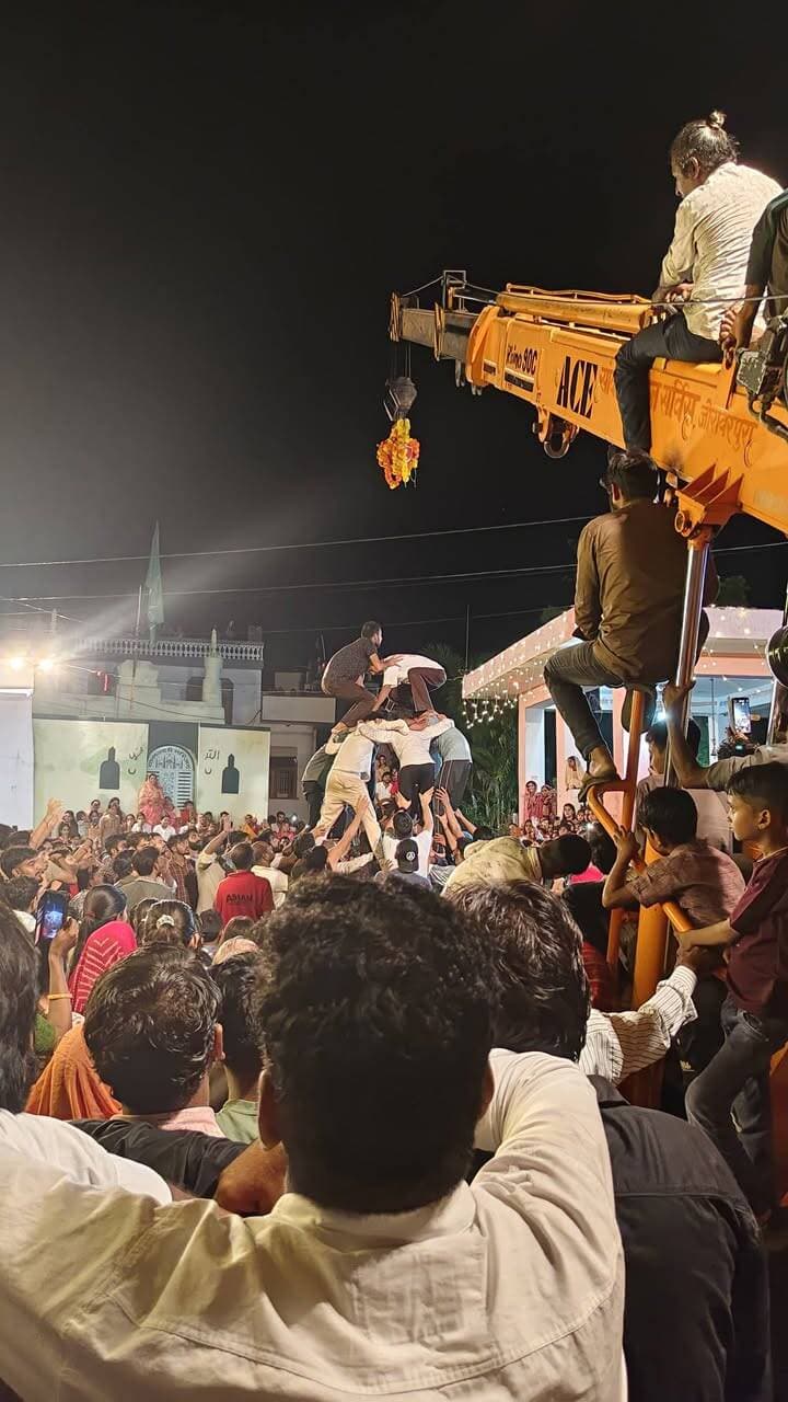 *बागोर में श्रीकृष्ण जन्माष्टमी की धूम — मटकी फोड़ प्रतियोगिता में उमड़ा जनसैलाब*
महेश कुमार बिड़ला/मीडिया प्रभारी मांडल भीलवाड़ा
बड़ा मंदिर चौक, बागोर में राधे कृष्ण मित्र मंडल द्वारा भव्य मटकी फोड़ प्रतियोगिता का आयोजन किया गया। प्रतियोगिता को देखने के लिए बड़ी संख्या में ग्रामीण उमड़े और पूरा चौक जय श्री कृष्ण के जयकारों से गूंज उठा।
*प्रतियोगिता में राधे कृष्ण मित्र मंडल, कोटेश्वर महादेव मित्र मंडल एवं जय हिंद क्लब की टीमों ने उत्साहपूर्वक भाग लिया। रोमांचक मुकाबले में जय हिंद क्लब ने मटकी फोड़कर प्रतियोगिता अपने नाम की*
विजेता जय हिंद क्लब का राधे कृष्ण मित्र मंडल द्वारा स्वागत एवं अभिनंदन किया गया।
दुर्गेश सोनी ने बताया कि जन्माष्टमी के अवसर पर बागोर में धार्मिक एवं सांस्कृतिक आयोजनों की शानदार परंपरा देखने को मिली।
वहीं प्रेम देवी स्कूल के पास कॉलोनी में आकर्षक एवं मनमोहक झांकियां भी सजाई गईं, जिन्हें देखने के लिए देर रात तक श्रद्धालुओं और ग्रामीणों की भीड़ जुटी रही। भगवान श्रीकृष्ण की लीलाओं और विभिन्न धार्मिक प्रसंगों ने सभी का मन मोह लिया।
मटकी फोड़ का रोमांच… झांकियों की भव्यता… और कृष्ण भक्ति का उत्साह — बागोर पूरी तरह कृष्णमय नजर आया!
जय श्री कृष्ण | राधे-राधे