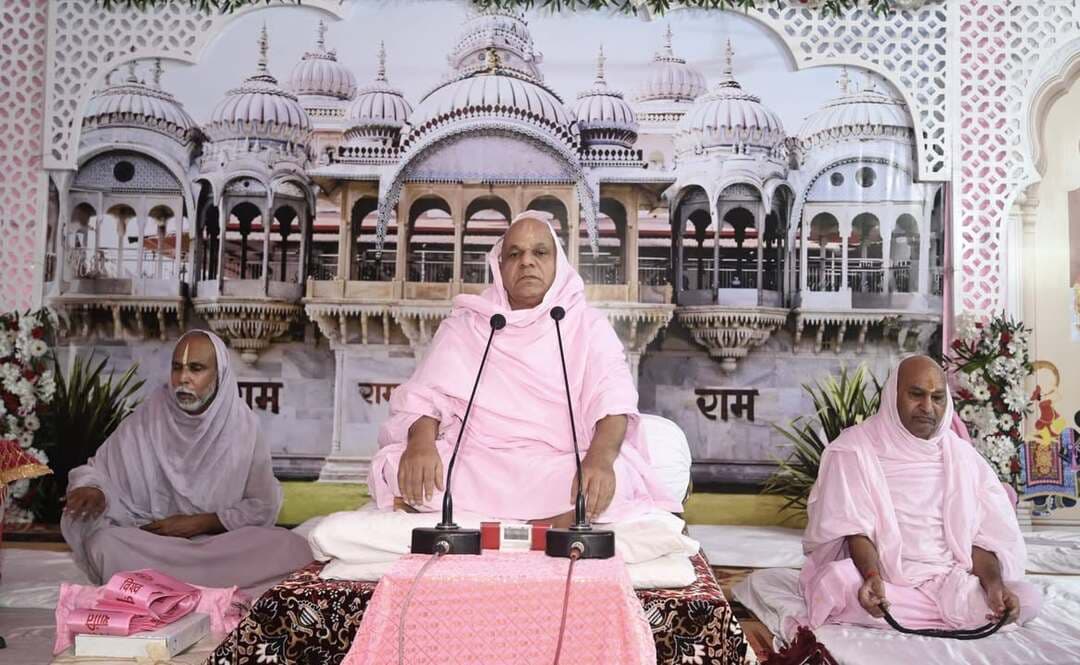 *शिक्षक दिवस मनाया सार्थक हो जाएगा जब बेटियों के प्रति भेदभाव खत्म हो जाएगा-आचार्य रामदयालजी महाराज*
*शिक्षक को परमात्मा का रूप मान श्रद्धाभाव रखने वाले की प्रगति कोई नहीं रोक सकता*
*माणिक्यनगर रामद्वारा धाम में दैनिक चातुर्मासिक सत्संग*
भीलवाड़ा :निलेश कांठेड़ ( वरिष्ठ पत्रकार )5 सितम्बर। इंजीनियर, वकील या डॉक्टर की भूल किसी व्यक्ति को नुकसान पहुंचा सकती या उसकी भरपाई हो सकती लेकिन राष्ट्र निर्माण की जिम्मेदारी होने से शिक्षक की एक भूल का असर पूरे राष्ट्र पर पड़ता है। शिक्षक ही बच्चें का जीवन संवारता है ओर गुणों को निखारता है। जो अपने शिक्षक को परमात्मा के रूप में मान उसके प्रति श्रद्धाभाव रखता है उसकी प्रगति परमात्मा भी नहीं रोक सकते है। हमे अपने शिक्षक के प्रति हमेशा निष्ठावान होना चाहिए। ये विचार अन्तरराष्ट्रीय रामस्नेही सम्प्रदाय शाहपुरा के पीठाघीश्वर जगतगुरू आचार्य स्वामी श्रीरामदयालजी महाराज ने ‘‘विश्व शांति कल्याण’’ चातुर्मास के तहत शनिवार को शिक्षक दिवस के अवसर पर दैनिक सत्संग में समाज में शिक्षक की भूमिका पर चर्चा करते हुए व्यक्त किए। उन्होंने कहा कि मां अपने बच्चें की सबसे बड़ी शिक्षक होती है। मां की शिक्षा से ही वीर शिवाजी ओर राणा प्रताप तैयार होते है। सबसे बड़ा शिक्षक समय होता है जो प्रभावी रूप से सिखाता है।
आचार्यश्री ने पूर्व राष्ट्रपति डॉ. सर्वपल्ली राधाकृष्णन का स्मरण करते हुए कहा कि उन्होंने शिक्षा जगत को नई उंचाई प्रदान की ओर उनका चिंतन इतना गहन गंभीर था कि वह कहते थे मुझे राष्ट्रपति के रूप में नहीं एक शिक्षक के रूप में पहचाना जाए। ऐसे लोगों के विचारों में दल नहीं देश जीवित होता है। हमारी वर्तमान राष्ट्राध्यक्षा द्रोपदी मुर्मु में अहंकार शून्य ज्ञानपूर्व जीवन की झलक मिलती है ओर उन्होंने राष्ट्रपति के रूप में नारी जगत का गौरव बढ़ाया है। उन्होंने कहा कि हमारा शिक्षक दिवस, जन्माष्टमी आदि पर्व मनाना तभी सार्थक होगा जब समाज में बेटियों से भेदभाव ओर कन्या भ्रूण हत्या का कलंक सदा के लिए मिट जाएगा। कन्या नहीं होती तो मीराबाई, झांसी की रानी लक्ष्मीबाई, भक्तिमति द्रोपदी, सती अनुसूया, हाड़ा रानी, कल्पना चावला जैसी वीरांगनाएं ओर प्रतिभाएं कहां से आती। भारतीय नारियों जैसा क्रांतिकारी इतिहास विश्व में कहीं की नारियों का नहीं होने के पीछे आधारभूत तत्व शिक्षा था।
आचार्य रामदयाल महाराज ने कहा कि भगवान भी कपिल अवतार में शिक्षक बनकर आए ओर सारे संसार को शिक्षा प्रदान की। कपिल भगवान ओर उनकी माता का भगवत भक्ति संवाद भागवत का प्राण है। भागवत नाम का स्मरण करने से हर संकट से मुक्ति प्राप्त कर सकते है। परमात्मा साधक की साधना को देखते है। जीवन में भजन करते रहो सुख शांति एवं आनंद की प्राप्ति होगी। भजन करने से व्यक्ति की मानसिकता भी बदलती है। परमात्मा के प्रति हमारा विश्वास ही फल का प्रदाता है।
*आचार्यश्री ने किया पुस्तक ‘फाइनेंस के लड्डु’ का विमोचन*
आचार्य रामदयाल महाराज ने सत्संग में मुंबई प्रवासी भीलवाड़ा निवासी कपिल लड्ढ़ा द्वारा लिखित पुस्तक ‘फाइनेंस के लड्डु’ के द्वितीय संस्करण का विमोचन किया। उन्होंने रामस्नेही भक्त बद्रीनारायण लड्ढ़ा के पुत्र पुस्तक लेखक कपिल के प्रति मंगलभावनाएं व्यक्त की। विमोचन करने वालों में संतो ंके साथ चातुर्मास समिति के पदाधिकारी भी शामिल थे। इस पुस्तक में वित्त जैसे विषय को सहज एवं सरल भाषा में समझाया गया है। इसमें बताया गया है कि सही जानकारी व समझ के साथ पैसे का प्रबंधन किया तो जीवन में पछताना नहीं पड़ेगा। सत्संग में बताया गया कि इस पुस्तक से प्राप्त होने वाला पूरा पैसा सामाजिक कार्यो में समर्पित किया जाएगा। विमोचन समारोह का संचालन रामनारायण लड्ढ़ा ने किया। आचार्यश्री से पूर्व अन्तरराष्ट्रीय रामस्नेही सम्प्रदाय के प्रखर वक्ता संत मनोरथरामजी आलोट ने मानस प्रवचन दिया। प्रवचन के विश्राम पर श्रद्धालुओं द्वारा आचार्यश्री रामदयालजी महाराज की आरती की गई। सत्संग में भीलवाड़ा सहित विभिन्न स्थानों से बड़ी संख्या में श्रद्धालु मौजूद रहे। प्रतिदिन रामधुनी के साथ सुबह 8.30 से 9 बजे तक वाणीजी का पाठ हो रहा है। सूर्यास्त के समय संध्या आरती एवं रामस्नेही सम्प्रदाय के युवा संत रामजस ईडर द्वारा भक्तमाल की कथा में भी बड़ी संख्या में श्रद्धालु पहुंच रहे है।
*श्रीमद् भागवत ज्ञान सप्ताह का आयोजन 13 सितम्बर से*
आचार्य स्वामी श्रीरामदयालजी महाराज के सानिध्य में माणिक्यनगर रामद्वारा में ‘‘विश्व शांति कल्याण’’ चातुर्मास के तहत विश्व शांति एवं कल्याण की भावना से 13 से 20 सितम्बर तक विराट श्रीमद् भागवत ज्ञान सप्ताह का आयोजन होगा। इस दौरान 108 भागवत मूल पाठ का एतिहासिक आयोजन भी होगा। पुष्कर से आने वाले 108 वेद पाठी विद्धान भागवत का मूल पाठ करेंगे। इन 108 भागवत का पूजन 108 यजमान परिवार करेंगे। इस सप्ताह में प्रतिदिन सुबह 8.30 से 10.30 बजे तक एवं दोपहर 2 से 4 बजे तक श्रीमद् भागवत कथा एवं सुबह 10.30 बजे से 11.30 बजे तक एवं शाम को 4 से 5 बजे तक श्रीवाणीजी का प्रवचन होगा। वाणीजी का प्रवचन आचार्य श्री रामदयालजी महाराज के मुखारबिंद से होगा। श्रीमद् भागवत कथा का वाचन संत मनोरथराम रामजी राम मचलाना द्वारा किया जाएगा।