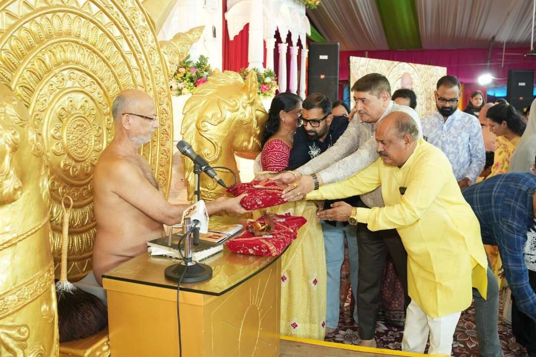 *तीर्थंकरों को जाने बिना मिथ्यात्व एवं भटकाव समाप्त नहीं होगा-आचार्य पुलकसागर महाराज*
*जो स्वाध्याय में विश्वास नहीं रखता उसे कोई भी मूर्ख बना सकता*
*आचार्य पुलकसागर ससंघ के सानिध्य में सूर्यमहल में चातुर्मासिक प्रवचन*
भीलवाड़ा:निलेश कांठेड़ ( वरिष्ठ पत्रकार ),5 सितम्बर। हम जैन कुल में जन्म लेने से अपने भगवान तीर्थंकरों को मानते तो है लेकिन उनके बारे में जानते बहुत कम है। जब तक उनको जानेंगे नहीं उनके प्रति दृढ़ श्रद्धा एवं आस्था कैसे उत्पन्न होगी। ऐसा हुए बिना हमारा मिथ्यात्व एवं भटकाव समाप्त नहीं होने वाला है। ये विचार श्री पार्श्वनाथ दिगम्बर जैन मंदिर ट्रस्ट, मैन सेक्टर शास्त्रीनगर के तत्वावधान में सकल दिगम्बर जैन समाज की ओर से भीलवाड़ा में पहली बार चातुर्मास कर रहे राष्ट्र संत मनोज्ञाचार्य पुलकसागरजी महाराज ने शास्त्रीनगर स्थित सूर्यमहल में शनिवार को चातुर्मासिक प्रवचन में व्यक्त किए। उन्होंने कहा कि हम जिनके बारे में जानते नहीं उनके बारे में विश्वास कम संदेह (डाउट) व संशय ज्यादा रखते है। शास्त्रों में इसी सशंय को मिथ्यात्व कहा गया है। हम पूजा आराधना व भक्ति के कार्य करते है तो भी मन में विश्वास कम संशय ज्यादा होता है कि फल प्राप्त होगा या नहीं। हम तीर्थंकरों की पूजा तो करते है लेकिन उनके बारे में जानते नहीं है। स्वाध्याय नहीं करने से ऐसी स्थिति बनती है। जो स्वाध्याय नहीं करता उसे कोई भी मूर्ख बना सकता है।
आचार्यश्री ने कहा कि जीवन में कुछ चीजे श्रद्धा व विश्वास की, कुछ चीजे अनुभूति एवं कुछ चीजे दृश्यवान होती है। हमारा शरीर दृश्यवान, आत्मा अनुभव का ओर सिद्ध भगवान श्रद्धा का विषय है। इन तीनों पर जिसको विश्वास हो जाए उस सम्यक दृष्टि कहते है। सुख दुःख अनुभूति मात्र है जिन्हें देख नहीं सकते लेकिन महसूस कर सकते है। उन्होंने कहा कि भगवान के प्रति हमारी श्रद्धा व विश्वास होता है जिनकी अनुभूति नहीं होती देख भी नहीं सकते लेकिन वह है ये भाव प्रबल होता है। सम्यक दर्शन जिसे हो जाए वह दृश्यवान ओर अदृश्यवान दोनों के बारे में जानता है।
आचार्य पुलकसागर महाराज ने कहा कि तीर्थंकरों के प्रति हमारी श्रद्धा अटूट एवं दृढ़ होनी चाहिए। तीनों लोकों की संपदा होने पर भी उन्हें राग द्वेष, मोह माया का भाव नहीं आता है। तीर्थंकरों न कोई हर्ष न कोई विषाद होता है। हमारे जीवन में पांखड़ भरा होने ओर संशय नामक मिथ्यात्व गहरा होने से तीर्थंकरों व धर्म के प्रति भी मन में डाउट रहता है। हम राम, सीता, चंदनबाला, मैनासुंदरी के जयकारे तो लगाते है लेकिन उनके जैसा बनना ओर वैसा जीवन जीना नहीं चाहते है। उन्होंने कहा कि शरीर का बनना मिटना उसका स्वभाव है जिसे पुद्गल कहते है। आत्मा अजर अमर होती है। पुद्गल दो प्रकार का शुभ ओर अशुभ होता है। शुभ पुद्गल होने पर शरीर सुंदर दिखेगा ओर अशुभ पुद्गल होने पर बदसूरत दिखता है। किसी से प्रेम किसी से नफरत उसके पुद्गलों का परिणाम है। तीर्थंकरों के जीवन में पुण्य ही पुण्य होने से उनको सुंदर शरीर ओर मीठी वाणी मिलती है। तीर्थंकर के गर्भ में आते ही माता को अवधि ज्ञान हो जाता है ओर उसके सारे कष्ट व कषाय दूर हो जाते है।
श्री पुलकसागर चातुर्मास समिति के अध्यक्ष प्रवीण चौधरी ने बताया कि आचार्य पुलकसागर महाराज के सानिध्य में पर्युषण (दशलक्षण) पर्व की साधना 16 से 25 सितम्बर तक सूर्यमहल में होगी। इस अवधि में दस दिवसीय पाप नाशनम शिविर का भी आयोजन किया जाएगा। इस शिविर के लिए अब तक सैकड़ो श्रावक श्राविकाएं पंजीयन करा चुके है। प्रवचन के शुरू में दीप प्रज्वलन,पाद प्रक्षालन एवं शास्त्र भेंट का सौभाग्य नरेश, नितिन,पीयूष गोधा परिवार ने प्राप्त किया। चातुर्मास समिति के संयोजक मनीष शाह एवं सह संयोजक लोकेश अजमेरा ने बताया कि प्रतिदिन चातुर्मासिक प्रवचन सुबह 8.30 से 10 बजे तक सूर्यमहल में हो रहे है। शाम 7 से 8 बजे तक आनंद यात्रा एवं आरती का आयोजन किया जा रहा है जिसमें भी शहर के विभिन्न क्षेत्रों से श्रद्धालु शामिल होकर लाभ प्राप्त कर रहे है।