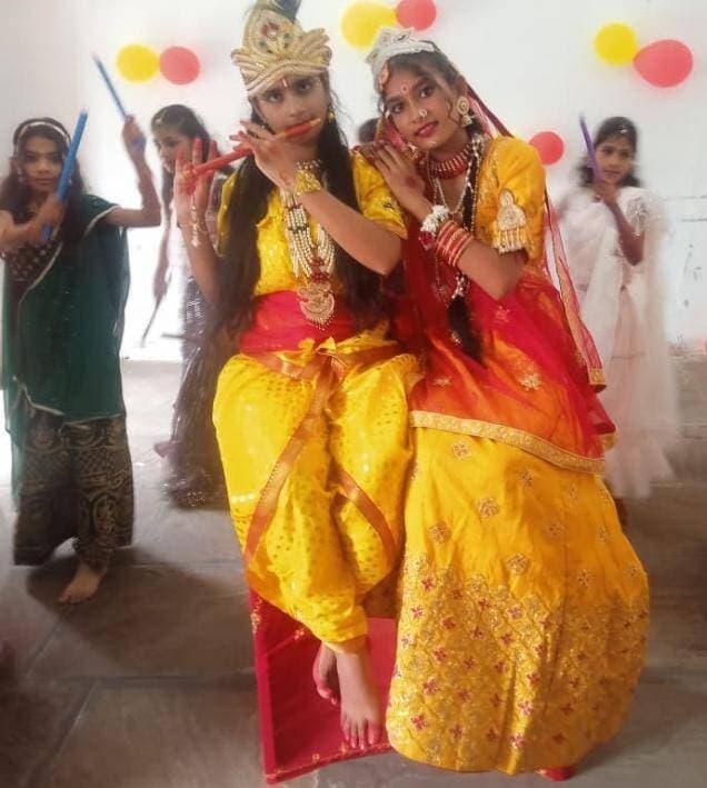 आर्य समाज स्कूल में धूमधाम से मनाया कृष्ण जन्माष्टमी पर्व, आकर्षक झांकियों ने मोहा मन
शाहपुरा/भीलवाड़ा :सुभाष व्यास आर्य समाज स्कूल में श्रीकृष्ण जन्माष्टमी का पर्व श्रद्धा और उत्साह के साथ धूमधाम से मनाया गया। इस अवसर पर विद्यालय परिसर में विशेष झांकियों का आयोजन किया गया, जिन्हें देखने के लिए आर्य समाज एवं विद्यालय कार्यकारिणी के सदस्य सहित बड़ी संख्या में गणमान्यजन उपस्थित रहे।
कार्यक्रम की शुरुआत प्रातः 9 बजे से 10:30 बजे तक हवन के साथ हुई। इसके पश्चात भगवान श्रीकृष्ण के जीवन एवं लीलाओं पर आधारित आकर्षक झांकियां प्रस्तुत की गईं। उपस्थित अतिथियों एवं गणमान्यजनों ने झांकियों का आनंद लिया और आयोजन की सराहना की।
कार्यक्रम के समापन पर सभी उपस्थितजनों को अल्पाहार एवं प्रसाद वितरित किया गया। आर्य समाज प्रधान व संतोष सिंह चौधरी, कन्हैयालाल आर्य, प्रेम प्रकाश, शारदा, जयदेव जोशी, राधेश्याम अग्रवाल, देवेंद्र सर्वा, कोषाध्यक्ष ज्ञान चेचानी, टीकमचंद चितलांगिया, दयानंद काटिया, सत्यनारायण सेन सहित आर्य समाज एवं विद्यालय के कार्यकारिणी सदस्य, शिक्षक एवं स्टाफ मौजूद रहे।
आर्य समाज स्कूल मंत्री ओमप्रकाश चितलांगिया ने बताया कि जन्माष्टमी के अवसर पर आयोजित कार्यक्रम में पधारे सभी महानुभाव झांकियों एवं कार्यक्रम को देखकर काफी प्रसन्न हुए। उन्होंने विद्यालय परिवार एवं आयोजन से जुड़े सभी सदस्यों का उत्साहवर्धन किया।