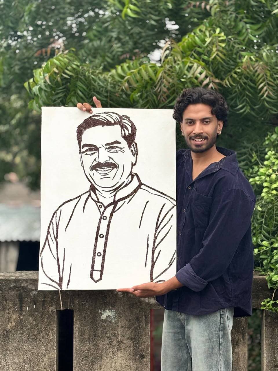 राई के 3 लाख 51 हजार दानों से बना #अशोकअरोरा का चेहरा, नीमच के धीरज अहीर ने रचा अनोखा कारनामा
#नीमच जिले के बमोरी गांव के युवा कलाकार धीरज अहीर ने अपनी अनोखी कला से हर किसी को चौंका दिया। धीरज ने रंग और ब्रश के बजाय राई के 3 लाख 51 हजार दानों का इस्तेमाल कर समाजसेवी अशोक अरोरा गंगानगर का शानदार पोर्ट्रेट तैयार किया। इस अनूठी कलाकृति को पूरा करने में उन्हें लगातार 15 दिनों तक दिन-रात मेहनत करनी पड़ी। राई के छोटे-छोटे दानों को बेहद बारीकी और सटीकता से व्यवस्थित कर तैयार की गई तस्वीर देखने में बेहद आकर्षक है। धीरज को यह कला अपने पिता से विरासत में मिली है और पिता के मार्गदर्शन में उन्होंने इस हुनर को नई पहचान दी है। शनिवार को धीरज ने अपनी इस अद्भुत कलाकृति को समाजसेवी अशोक अरोरा को भेंट किया। धीरज का कहना है कि वे भविष्य में अपनी सूक्ष्म कला के माध्यम से नीमच और मध्यप्रदेश का नाम देश-दुनिया में रोशन करना चाहते हैं। गांव की मिट्टी से निकले इस युवा कलाकार की प्रतिभा अब क्षेत्र में चर्चा का विषय बनी हुई है।