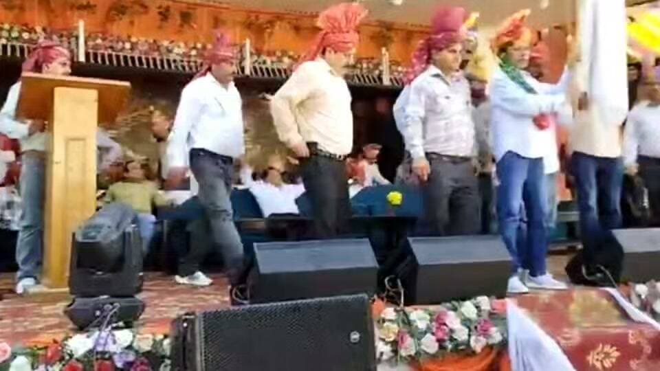 🎉 तीन दिवसीय ऐतिहासिक सुरगानी छींज मेले का आगाज आज धूमधाम से हो चुका है।
इस मेले को क्षेत्र के लोग प्यार से “मिनी मिंजर मेला” भी कहते हैं। मेले में दूर-दूर से लोग पहुंचकर सांस्कृतिक और पारंपरिक कार्यक्रमों का आनंद लेते हैं।
मेले में विभिन्न आकर्षक कार्यक्रमों के साथ-साथ स्टार नाइट का भी भव्य आयोजन किया जाता है, जिसमें हिमाचल प्रदेश सहित अन्य राज्यों से नामी कलाकार अपनी शानदार प्रस्तुतियां देकर दर्शकों का मनोरंजन करते हैं।
🎤🎶 आने वाले दिनों में सुरगानी छींज मेले में मनोरंजन, संस्कृति और परंपरा का अद्भुत संगम देखने को मिलेगा।
✍️ सुनील पहाड़ी | पहाड़ी न्यूज़
Suneel Pahadi Pahadi News
#सुरगानी_छींज_मेला #SuranganiChhinjMela #मिनी_मिंजर #StarNight #सांस्कृतिक_संध्या