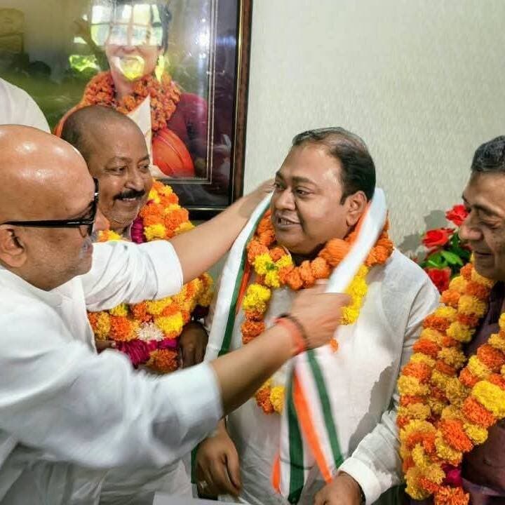 #उतरौला के हसीब खान बने उत्तर प्रदेश कांग्रेस अल्पसंख्यक विभाग के प्रदेश उपाध्यक्ष एवं पूर्वी जोन के प्रभारी...
रिपोर्ट-इमरान अली शाह
#लखनऊ। #उत्तर_प्रदेश_कांग्रेस_कमेटी के अल्पसंख्यक विभाग द्वारा संगठन को मजबूत करने और व्यापक विस्तार के उद्देश्य से महत्वपूर्ण मनोनयन किया गया है। उत्तर प्रदेश कांग्रेस अल्पसंख्यक विभाग के चेयरमैन एवं पूर्व विधायक सोहिल अख्तर अंसारी ने श्री हसीब खान को विभाग का प्रदेश उपाध्यक्ष एवं पूर्वी जोन का प्रभारी नियुक्त किया है।
इस संबंध में जारी पत्र के अनुसार, हसीब खान की कांग्रेस संगठन के प्रति निष्ठा और अल्पसंख्यक समाज की समस्याओं के समाधान के लिए उनके द्वारा किए जा रहे प्रयासों को देखते हुए यह जिम्मेदारी सौंपी गई है।
अल्पसंख्यक विभाग के चेयरमैन सोहिल अख्तर अंसारी ने उम्मीद जताई है कि हसीब खान प्रदेश में संगठन को और अधिक सशक्त बनाएंगे। साथ ही, अल्पसंख्यक समाज के लोगों को कांग्रेस पार्टी से जोड़ने और पार्टी की नीतियों का प्रचार-प्रसार कर कांग्रेस अध्यक्ष मल्लिकार्जुन खड़गे, अल्पसंख्यक विभाग के राष्ट्रीय चेयरमैन इमरान प्रतापगढ़ी तथा प्रदेश कांग्रेस कमेटी के अध्यक्ष अजय राय के हाथों को मजबूत करने में महत्वपूर्ण भूमिका निभाएंगे।
मनोनयन के बाद हसीब खान के समर्थकों और कांग्रेस कार्यकर्ताओं में खुशी की लहर है तथा उन्हें शुभकामनाएं दी जा रही हैं।
#balrampur #utraula #lucknow #congresparty #CongressParty #congressparty